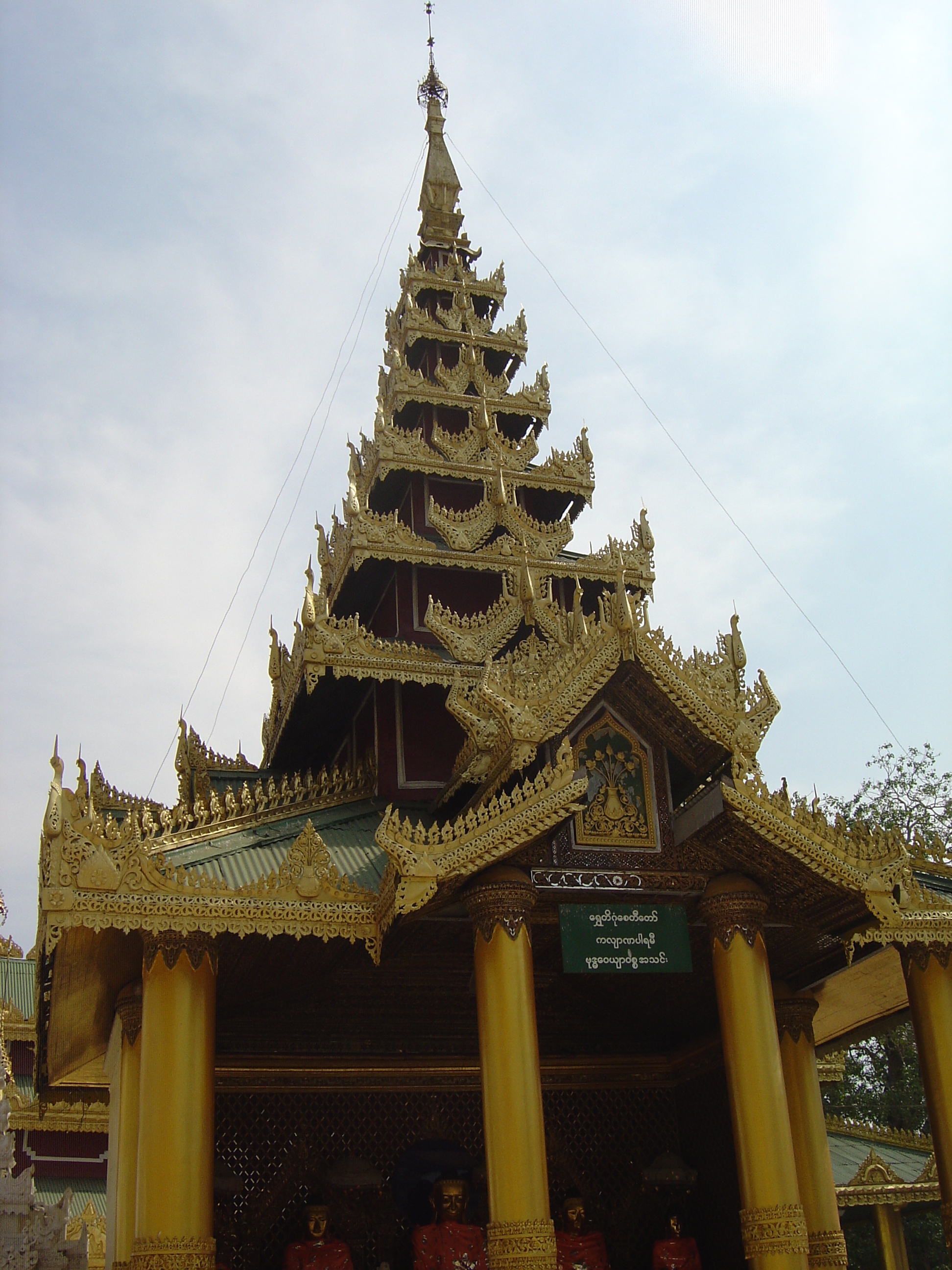 Picture Myanmar Yangon Shwedagon Pagoda 2005-01 37 - Discovery Shwedagon Pagoda