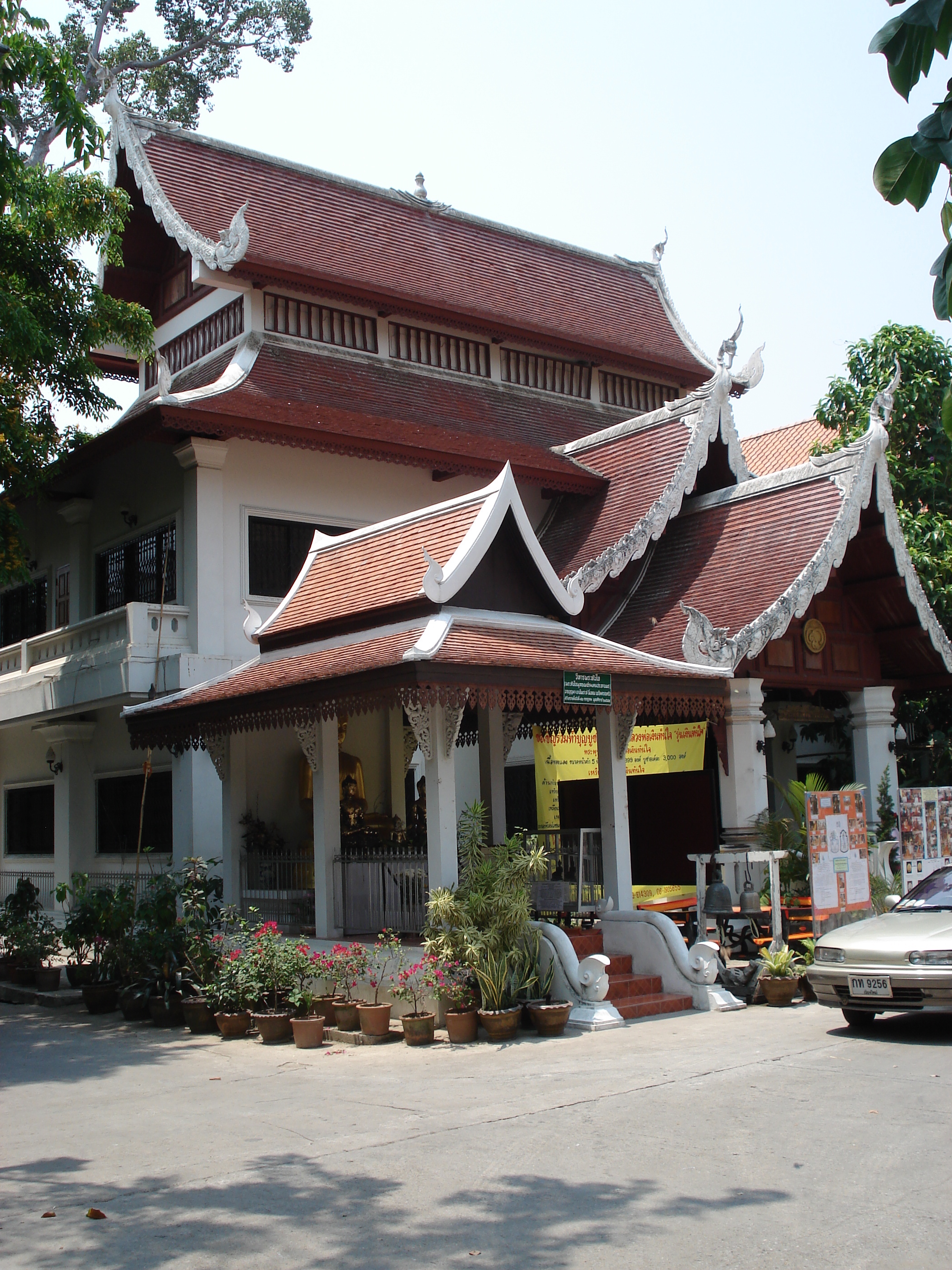 Picture Thailand Chiang Mai Inside Canal Wat Chediluang Varaviharn temple 2006-04 16 - History Wat Chediluang Varaviharn temple