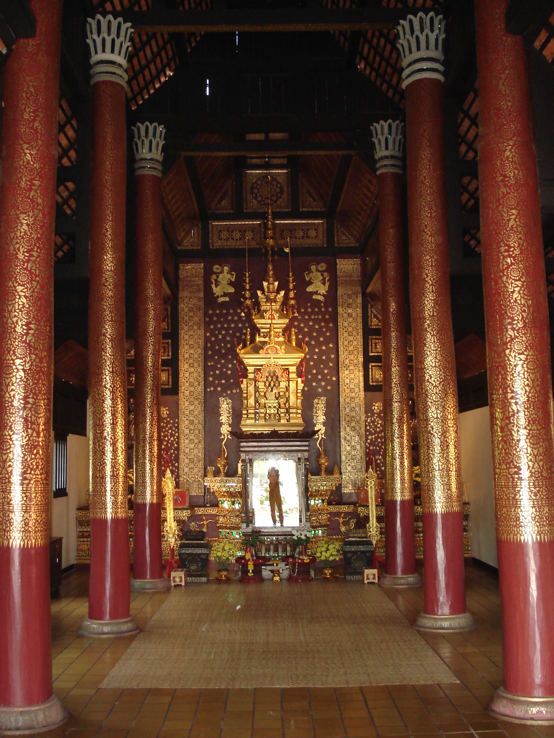 Picture Thailand Chiang Mai Inside Canal Wat Chediluang Varaviharn temple 2006-04 27 - Center Wat Chediluang Varaviharn temple