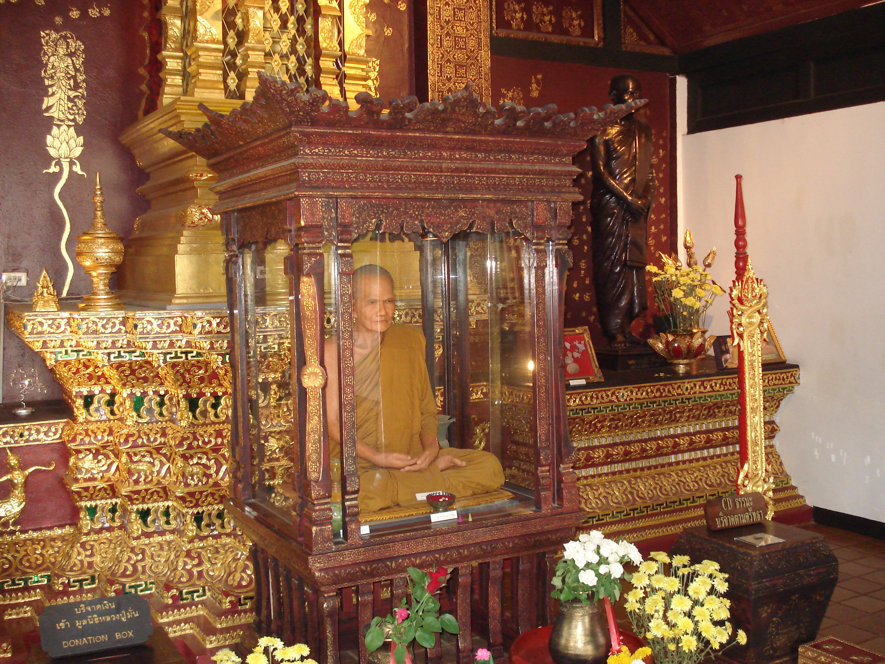 Picture Thailand Chiang Mai Inside Canal Wat Chediluang Varaviharn temple 2006-04 28 - Discovery Wat Chediluang Varaviharn temple