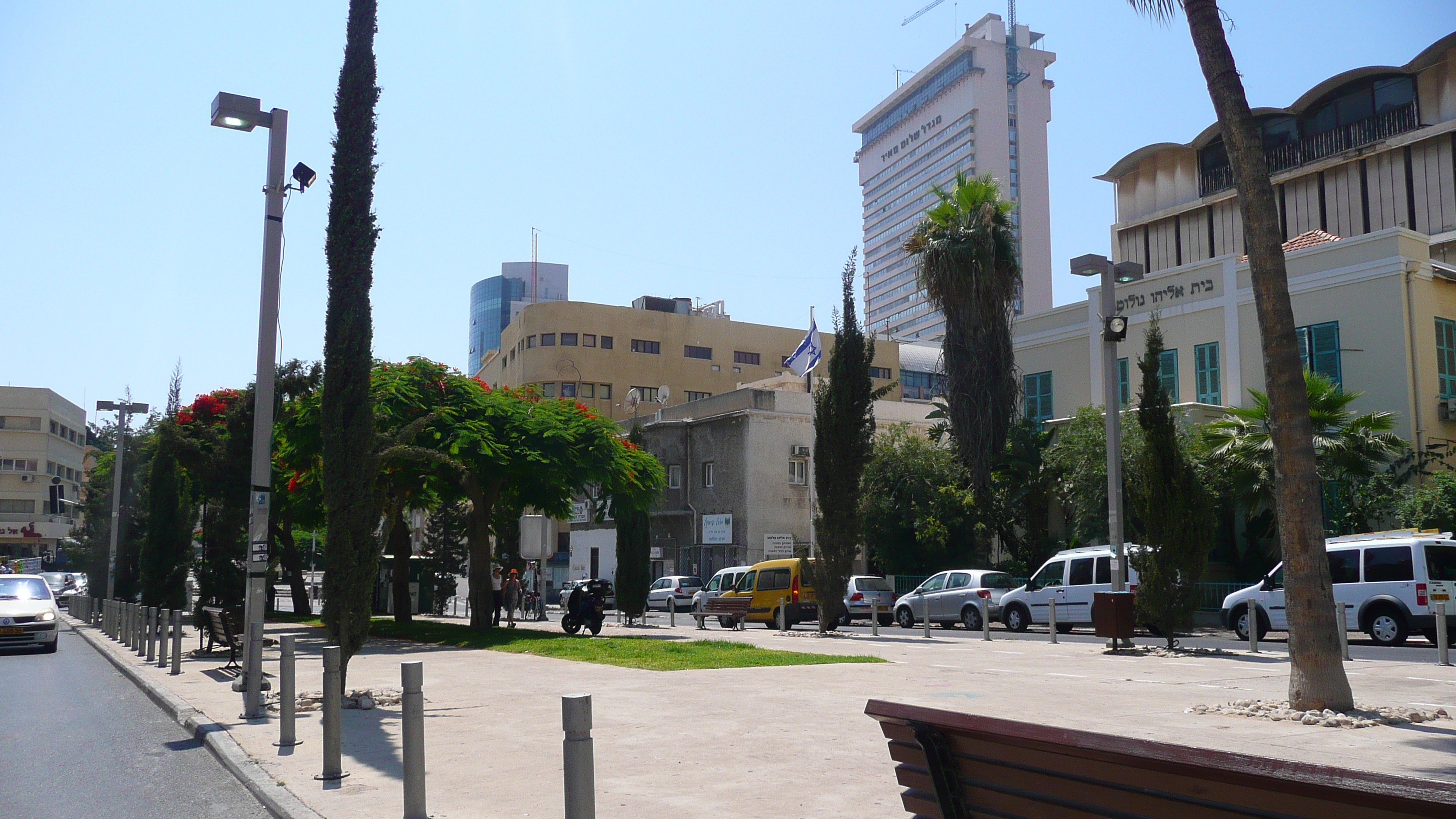 Picture Israel Tel Aviv Rothschild Street 2007-06 3 - Center Rothschild Street