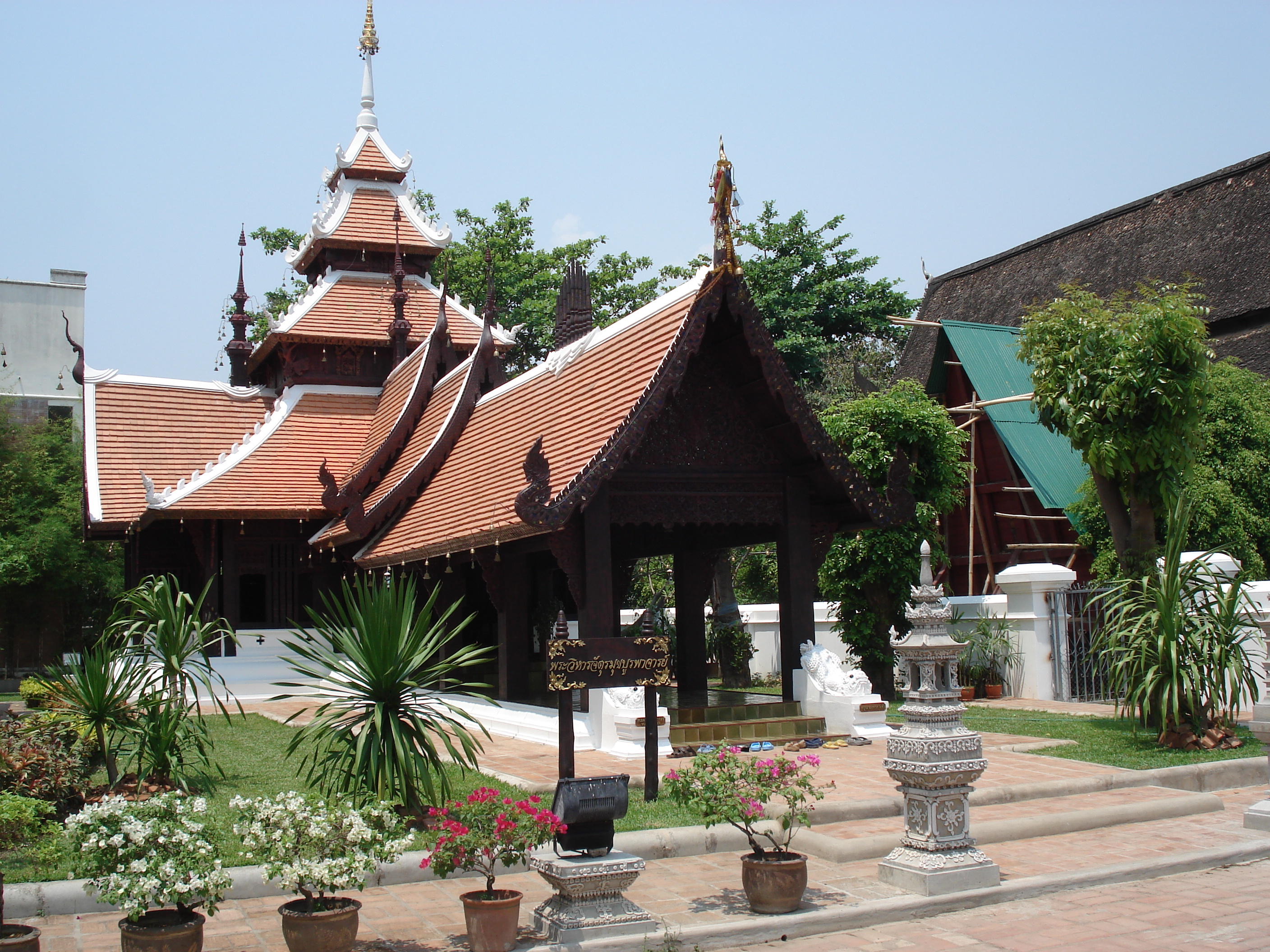 Picture Thailand Chiang Mai Inside Canal Wat Chediluang Varaviharn temple 2006-04 20 - History Wat Chediluang Varaviharn temple