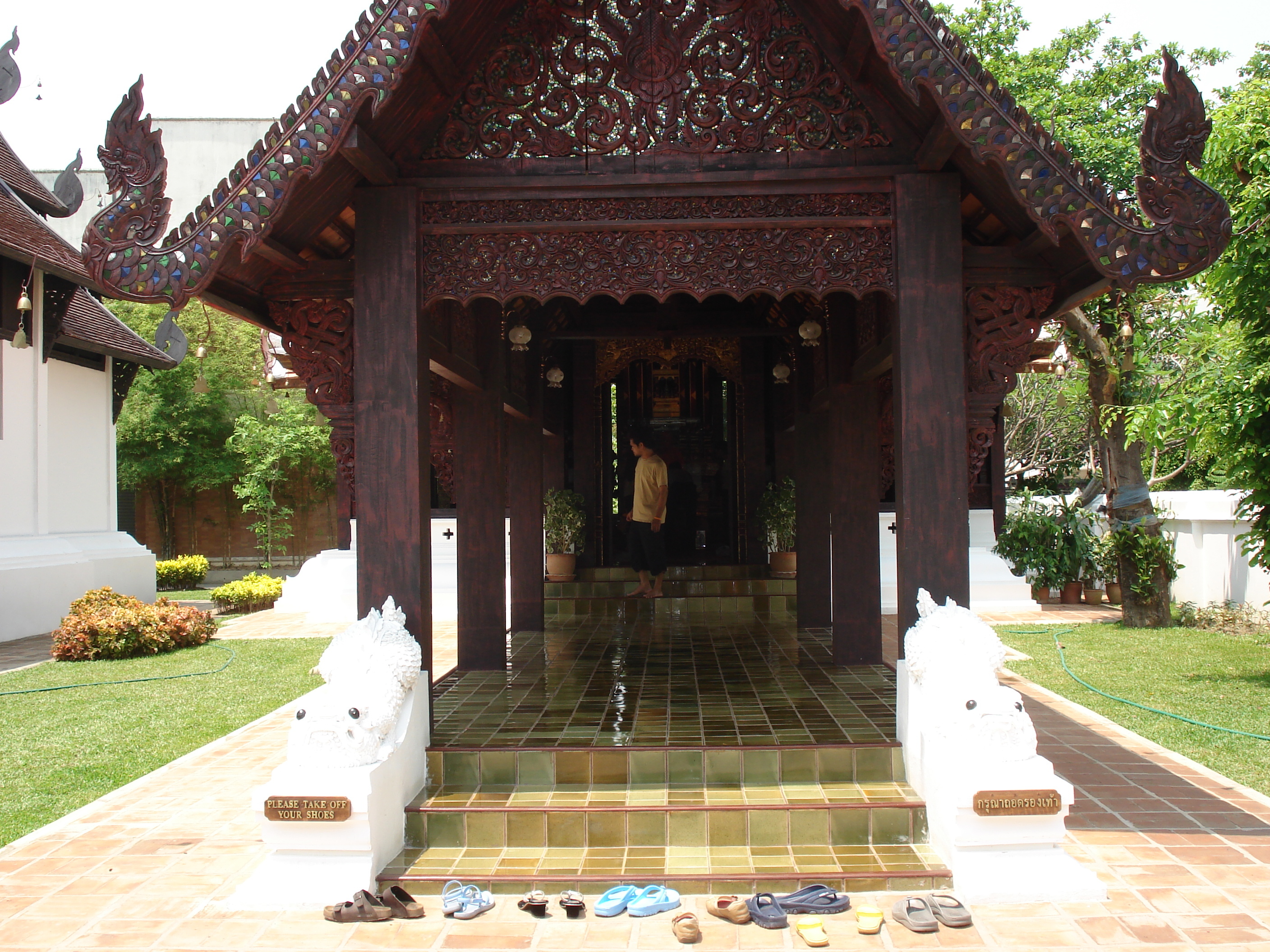 Picture Thailand Chiang Mai Inside Canal Wat Chediluang Varaviharn temple 2006-04 21 - Tours Wat Chediluang Varaviharn temple