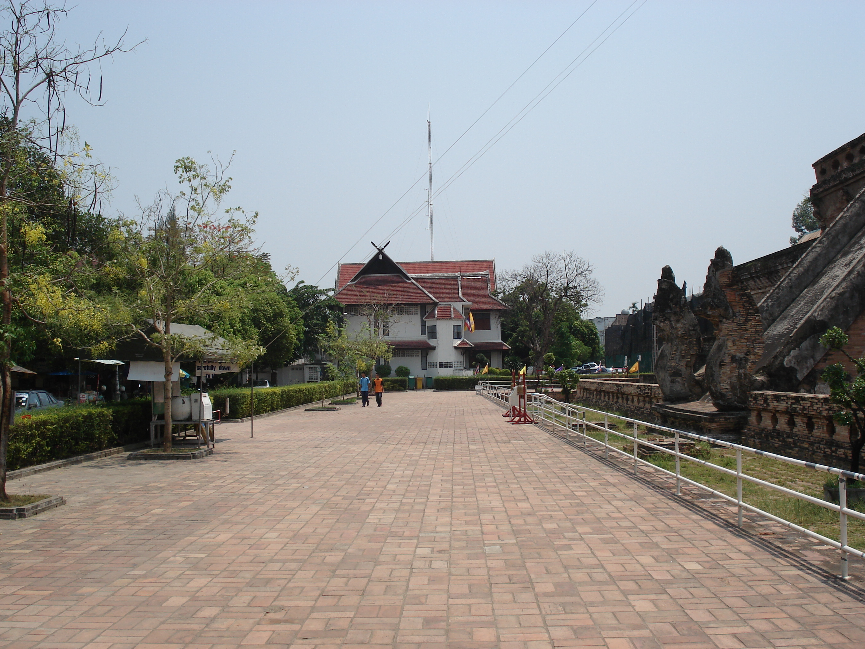 Picture Thailand Chiang Mai Inside Canal Wat Chediluang Varaviharn temple 2006-04 22 - Discovery Wat Chediluang Varaviharn temple