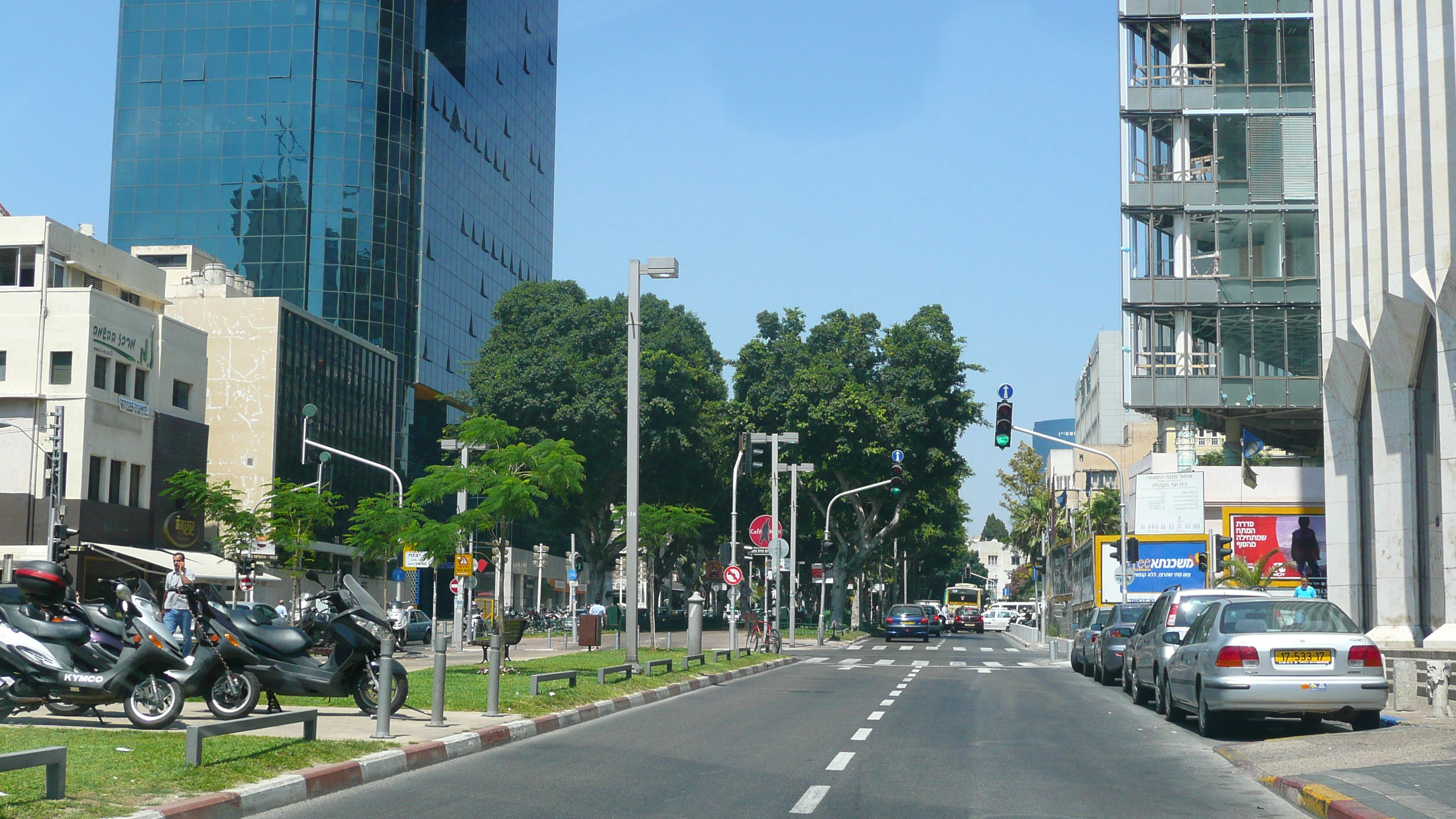 Picture Israel Tel Aviv Rothschild Street 2007-06 5 - Center Rothschild Street