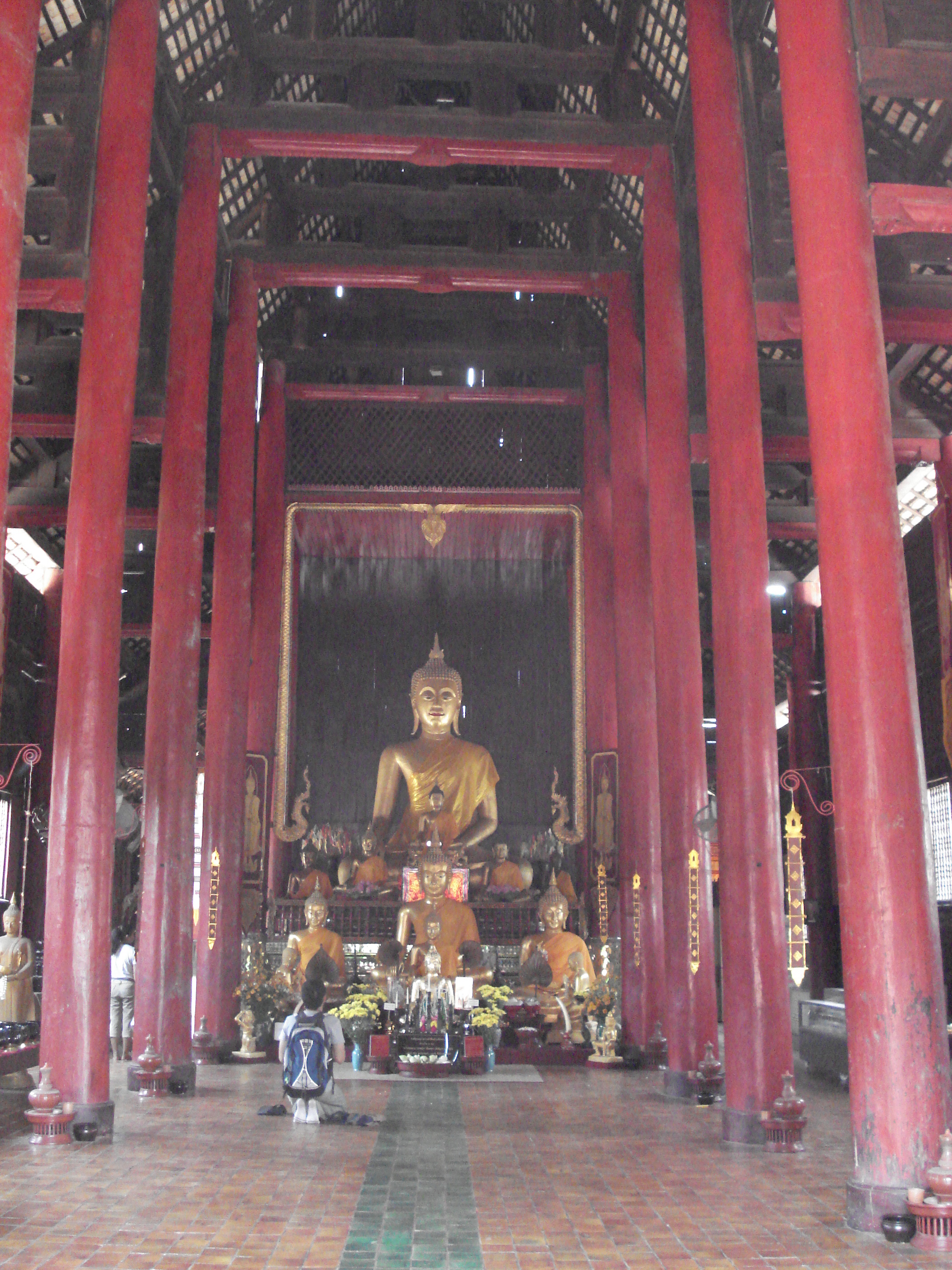 Picture Thailand Chiang Mai Inside Canal Wat Chediluang Varaviharn temple 2006-04 23 - Tour Wat Chediluang Varaviharn temple