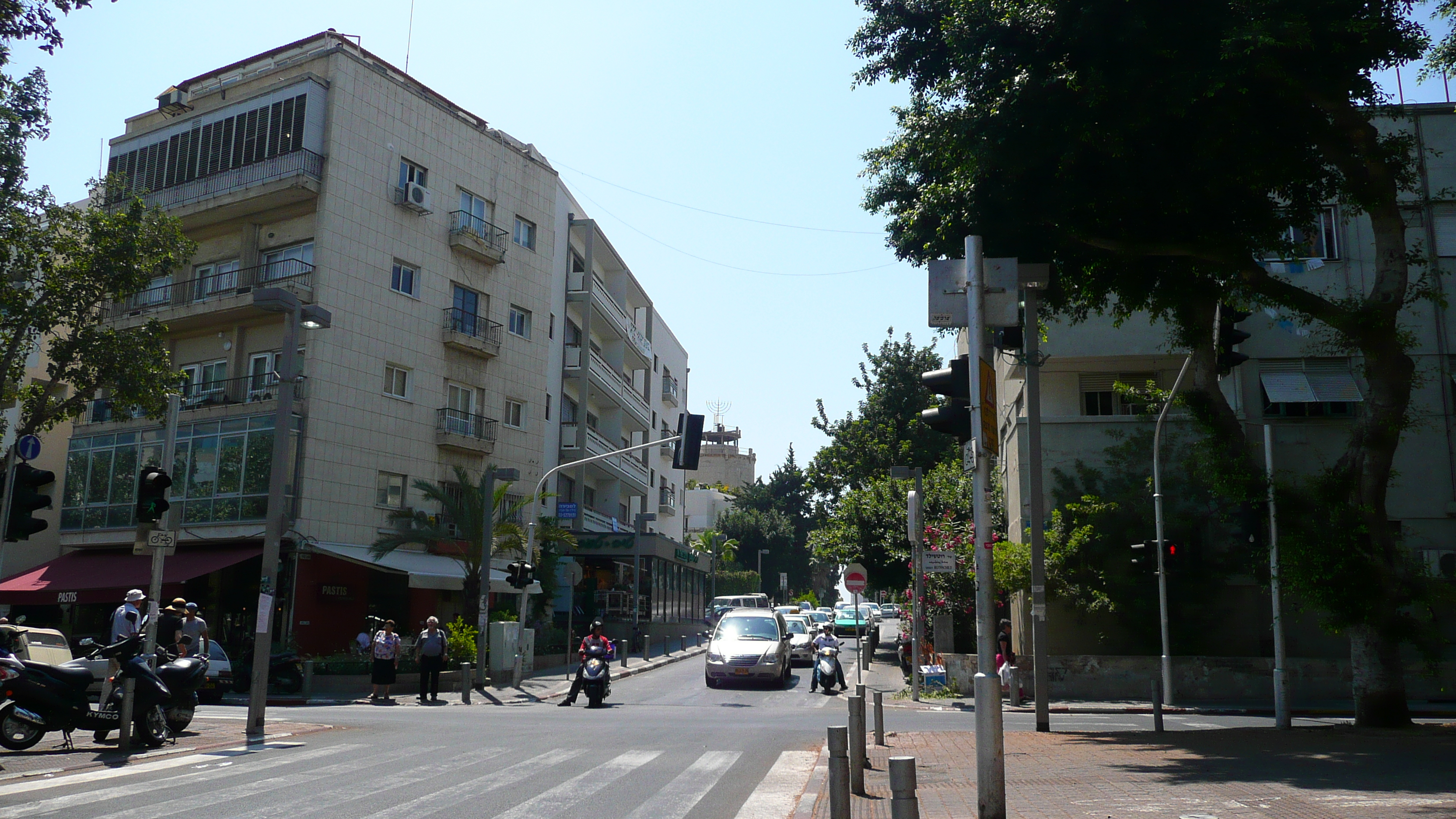 Picture Israel Tel Aviv Rothschild Street 2007-06 10 - Tours Rothschild Street