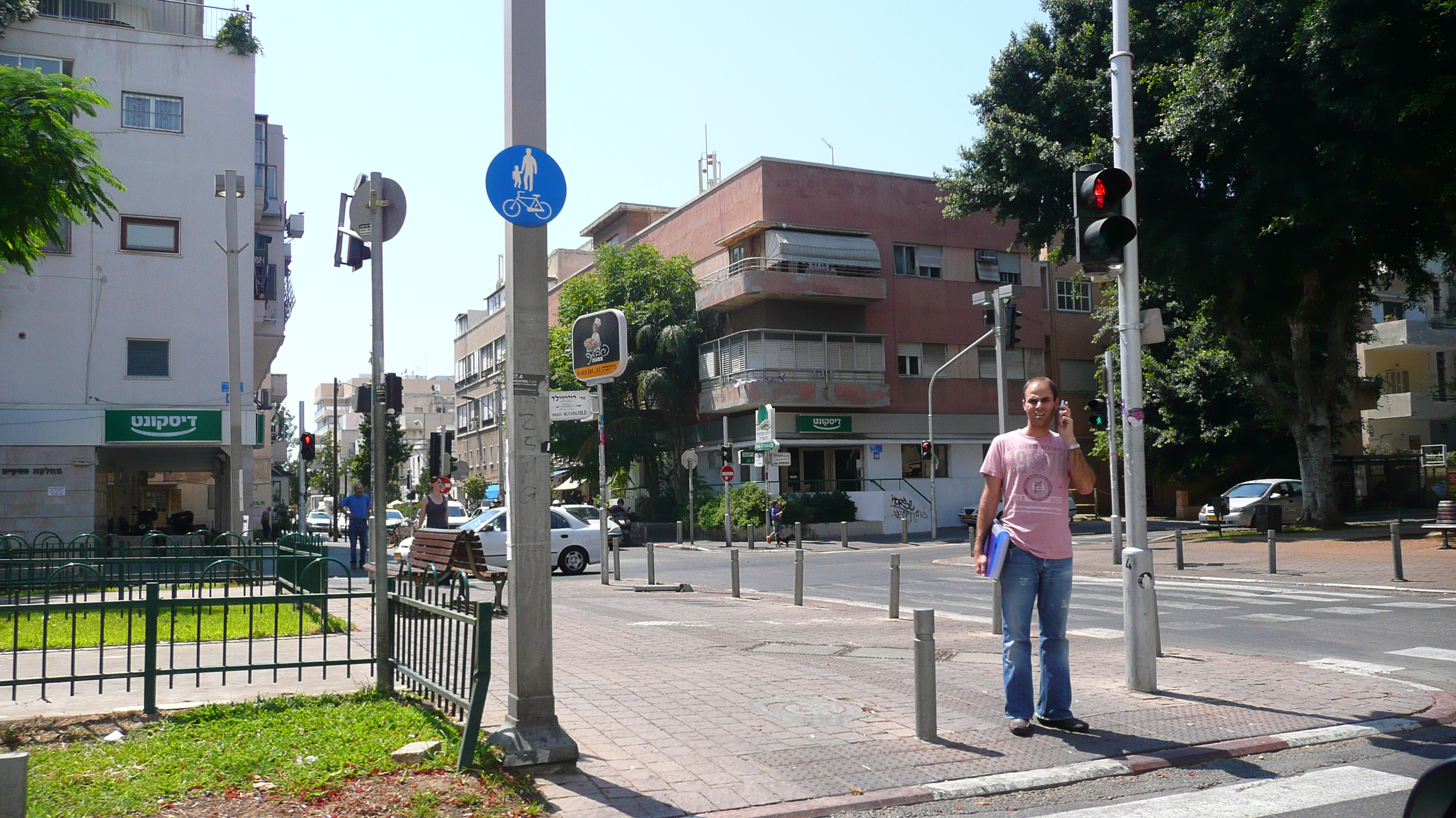 Picture Israel Tel Aviv Rothschild Street 2007-06 29 - Around Rothschild Street