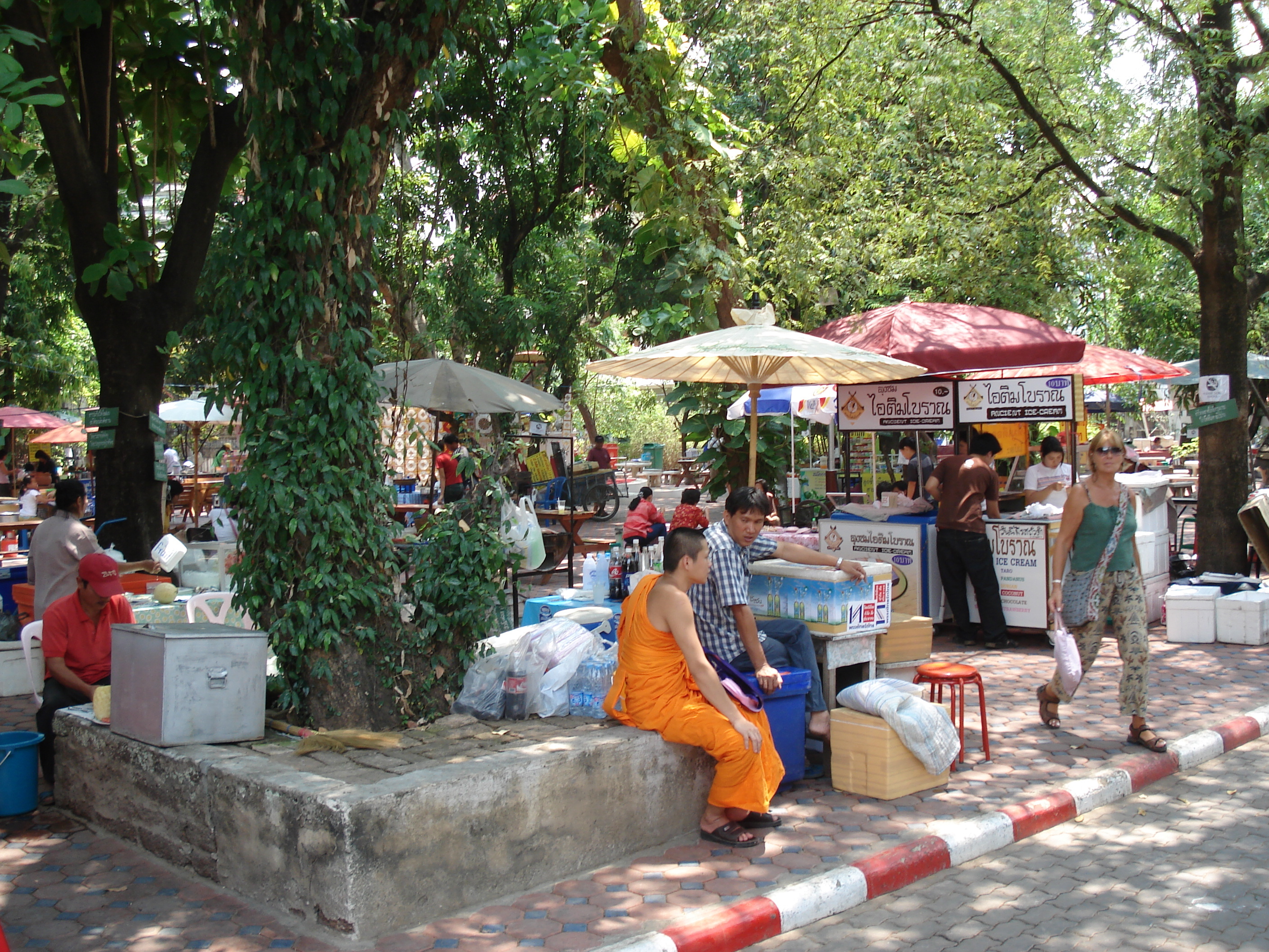 Picture Thailand Chiang Mai Inside Canal Rad Cha Dom Nurn (Walking Street) 2006-04 30 - Around Rad Cha Dom Nurn (Walking Street)