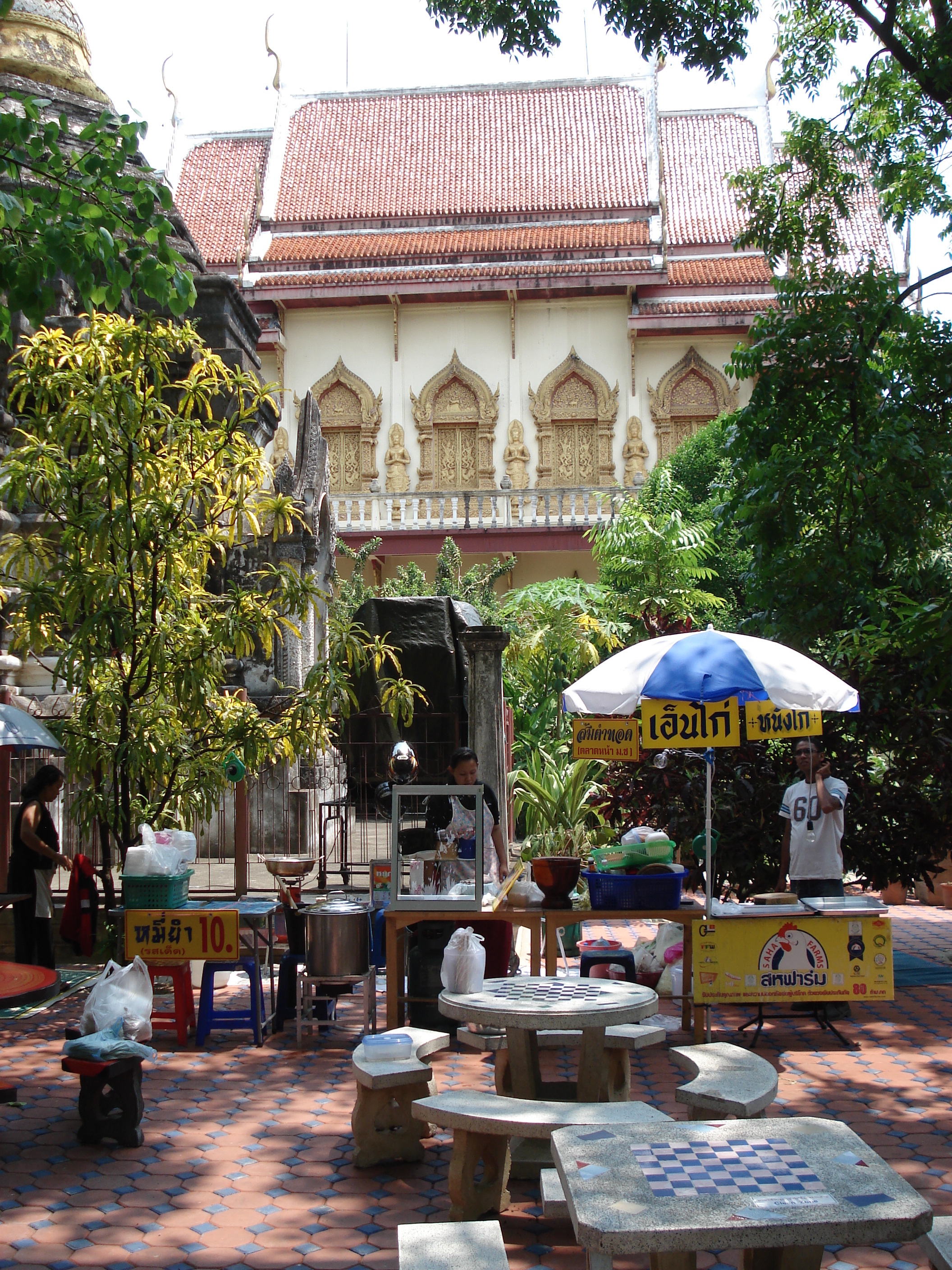 Picture Thailand Chiang Mai Inside Canal Rad Cha Dom Nurn (Walking Street) 2006-04 36 - History Rad Cha Dom Nurn (Walking Street)