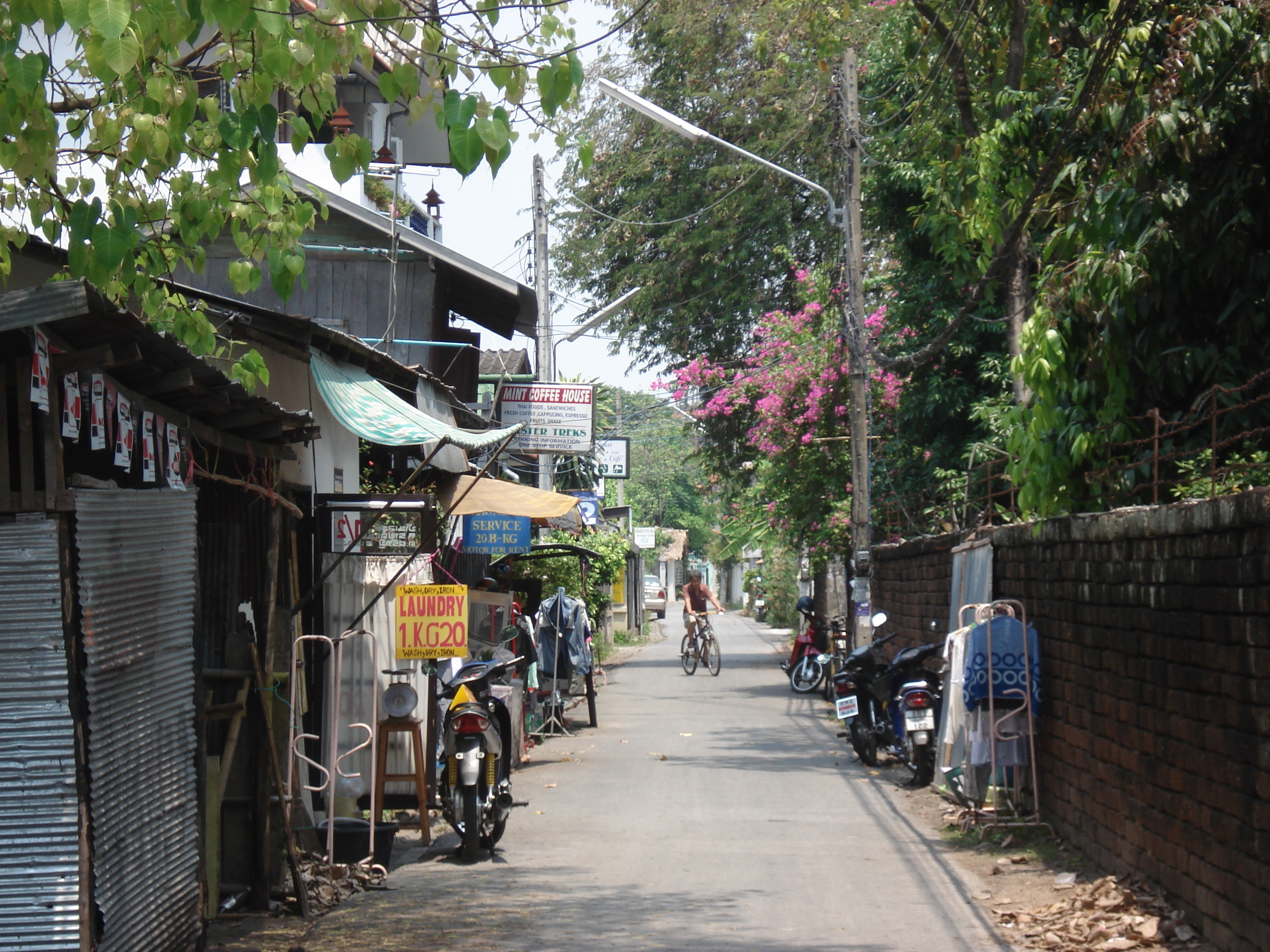 Picture Thailand Chiang Mai Inside Canal Rad Cha Dom Nurn (Walking Street) 2006-04 12 - History Rad Cha Dom Nurn (Walking Street)