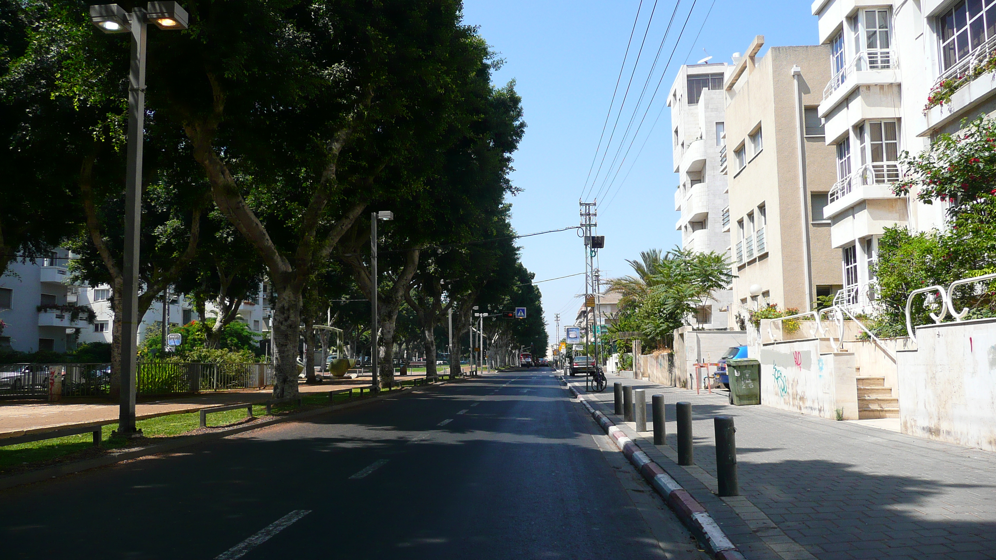 Picture Israel Tel Aviv Rothschild Street 2007-06 32 - Tour Rothschild Street