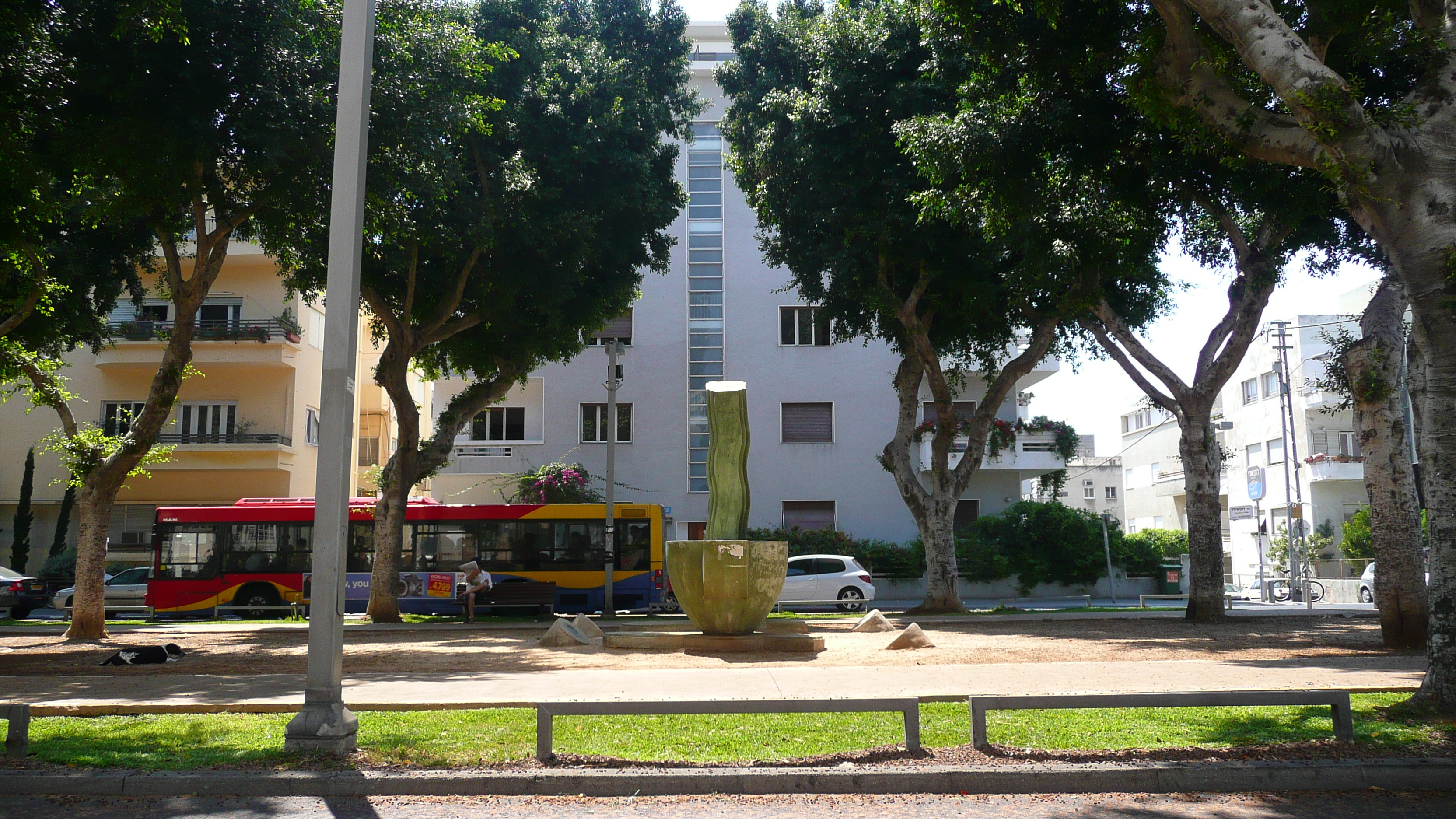 Picture Israel Tel Aviv Rothschild Street 2007-06 33 - Tours Rothschild Street