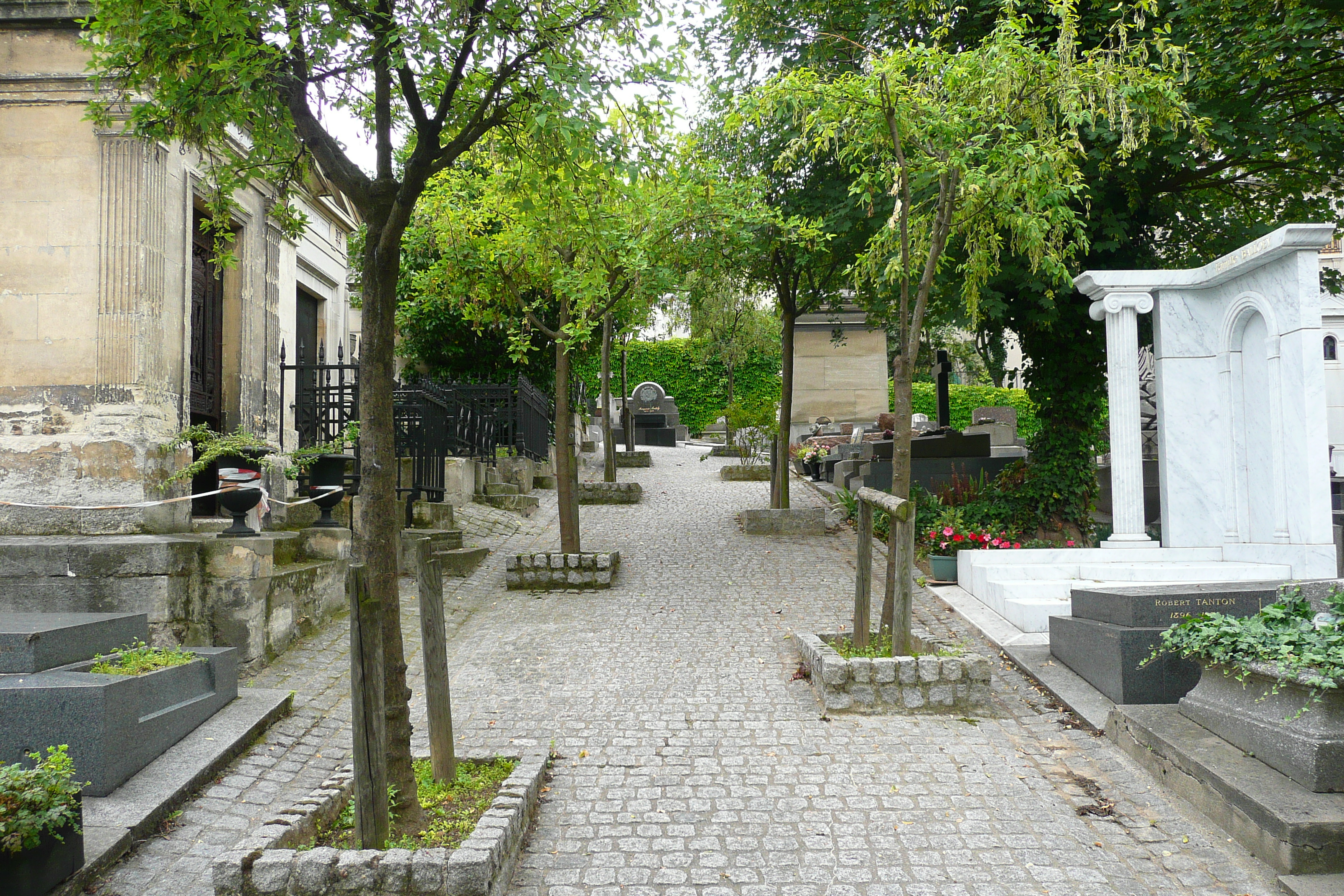 Picture France Paris St. Vincent Cemetery 2007-06 20 - Tour St. Vincent Cemetery