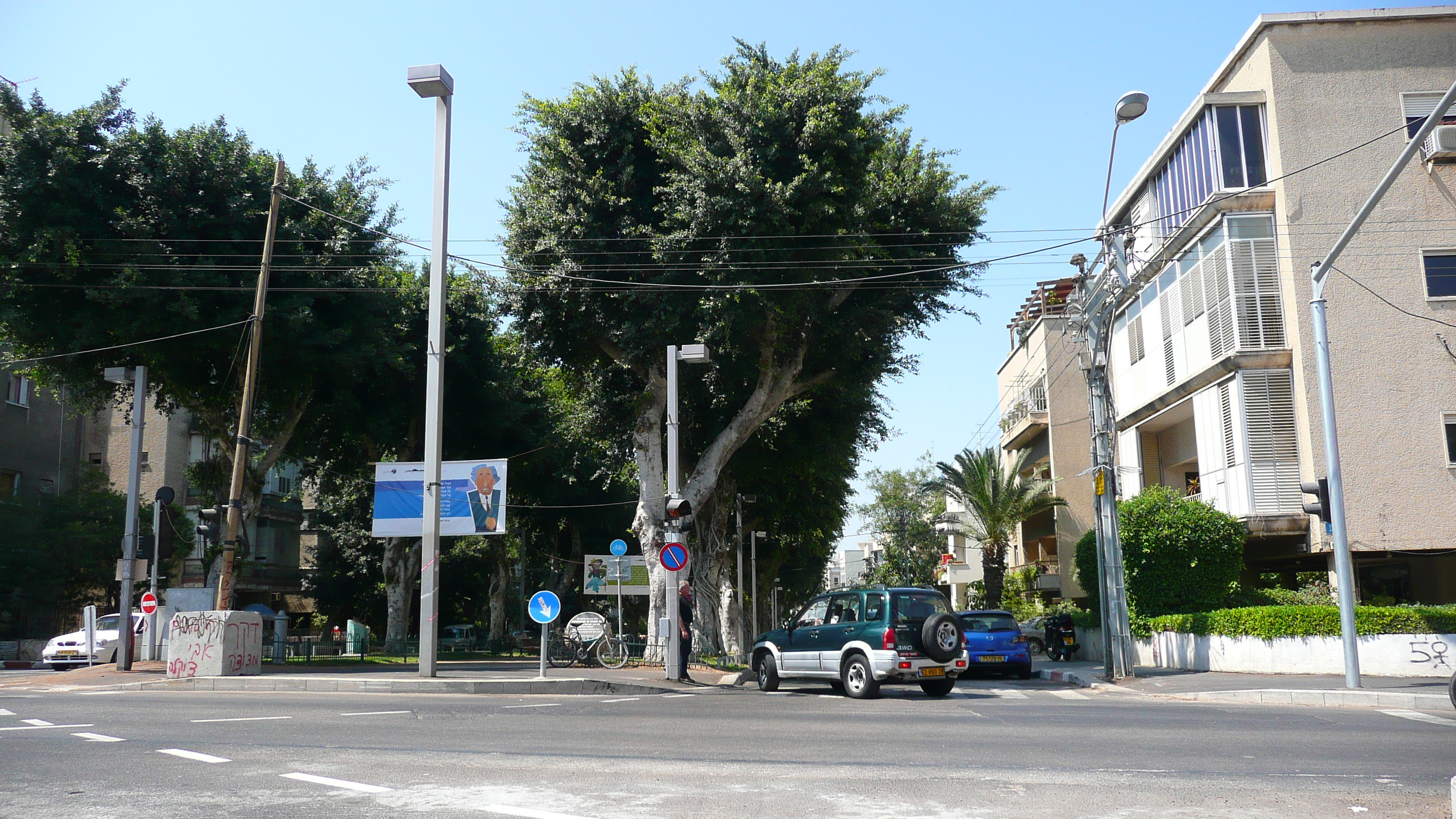 Picture Israel Tel Aviv Tarsat Street 2007-06 4 - Center Tarsat Street