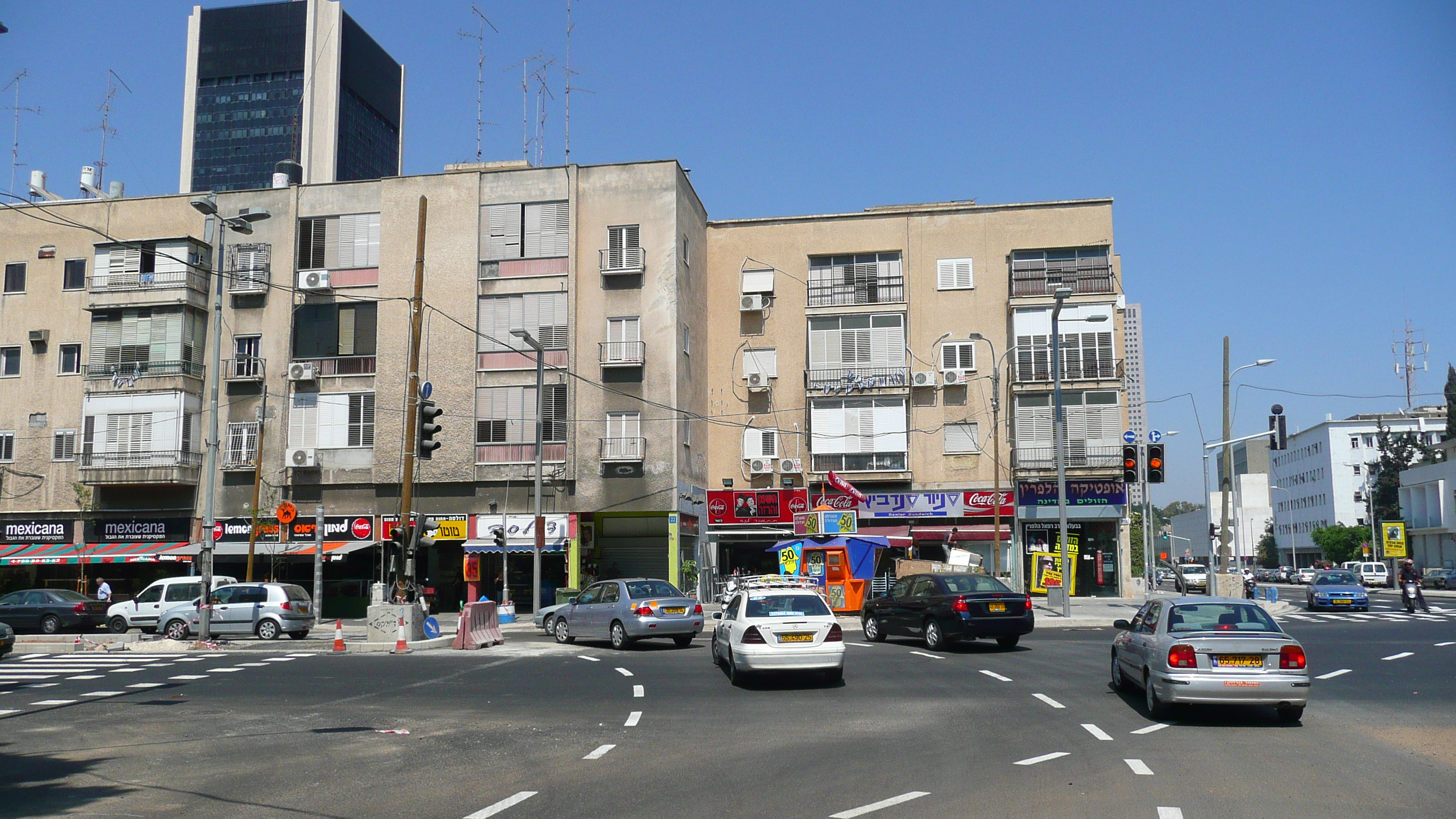 Picture Israel Tel Aviv Ibn Gvirol Street 2007-06 25 - Around Ibn Gvirol Street