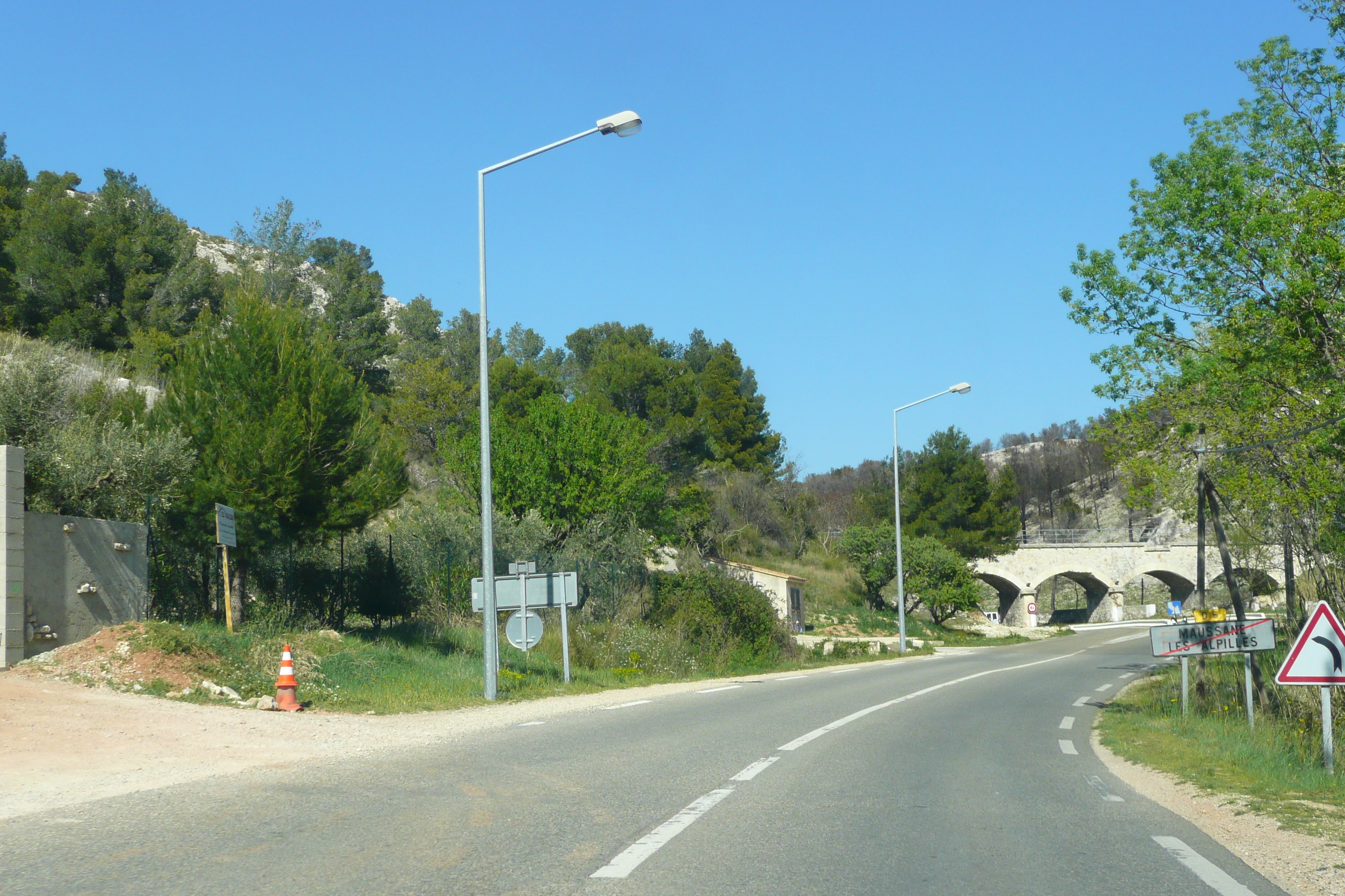 Picture France Provence Mouries to Baux de Provence road 2008-04 23 - Recreation Mouries to Baux de Provence road