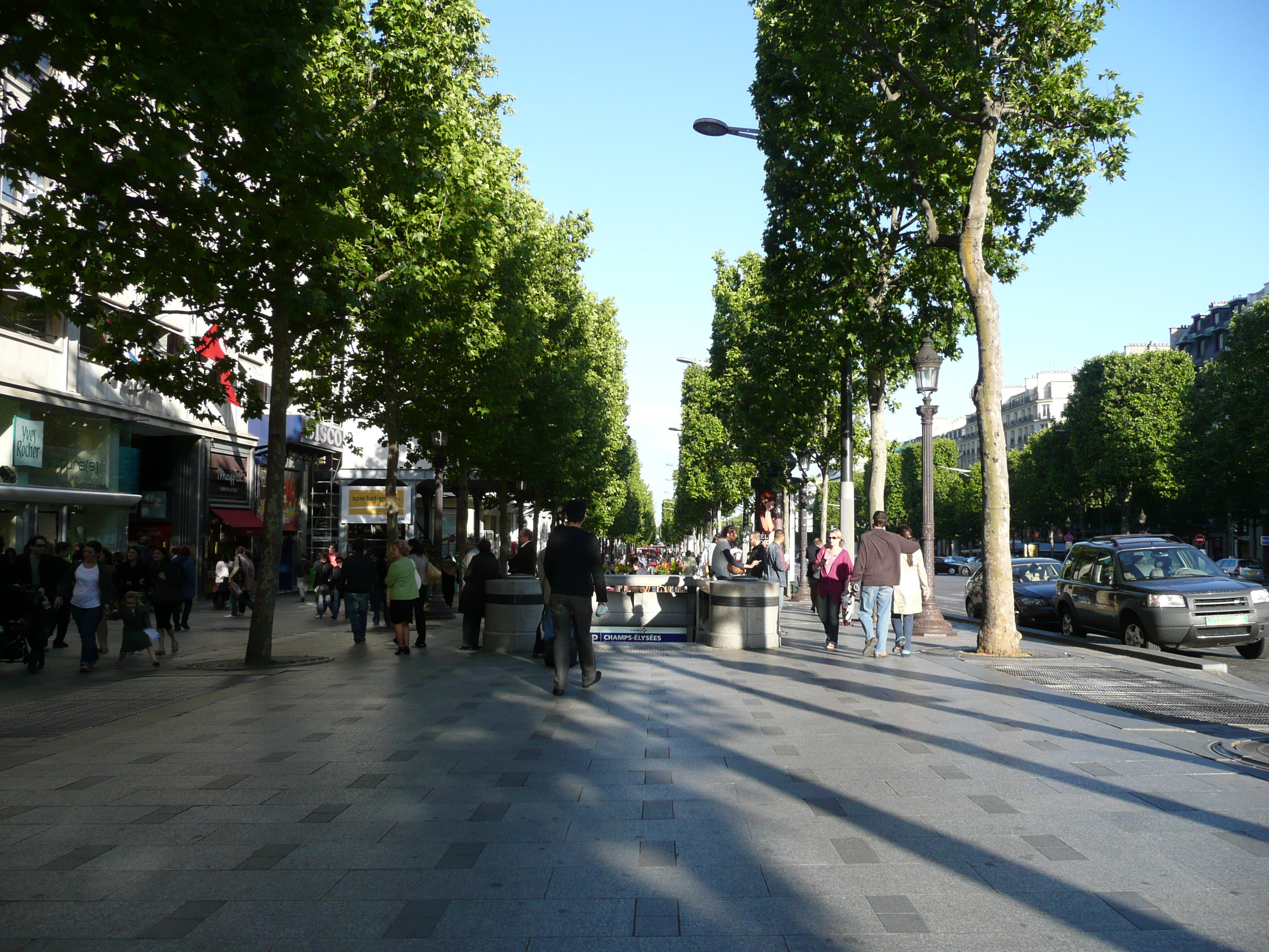 Picture France Paris Champs Elysees 2007-04 3 - Tour Champs Elysees