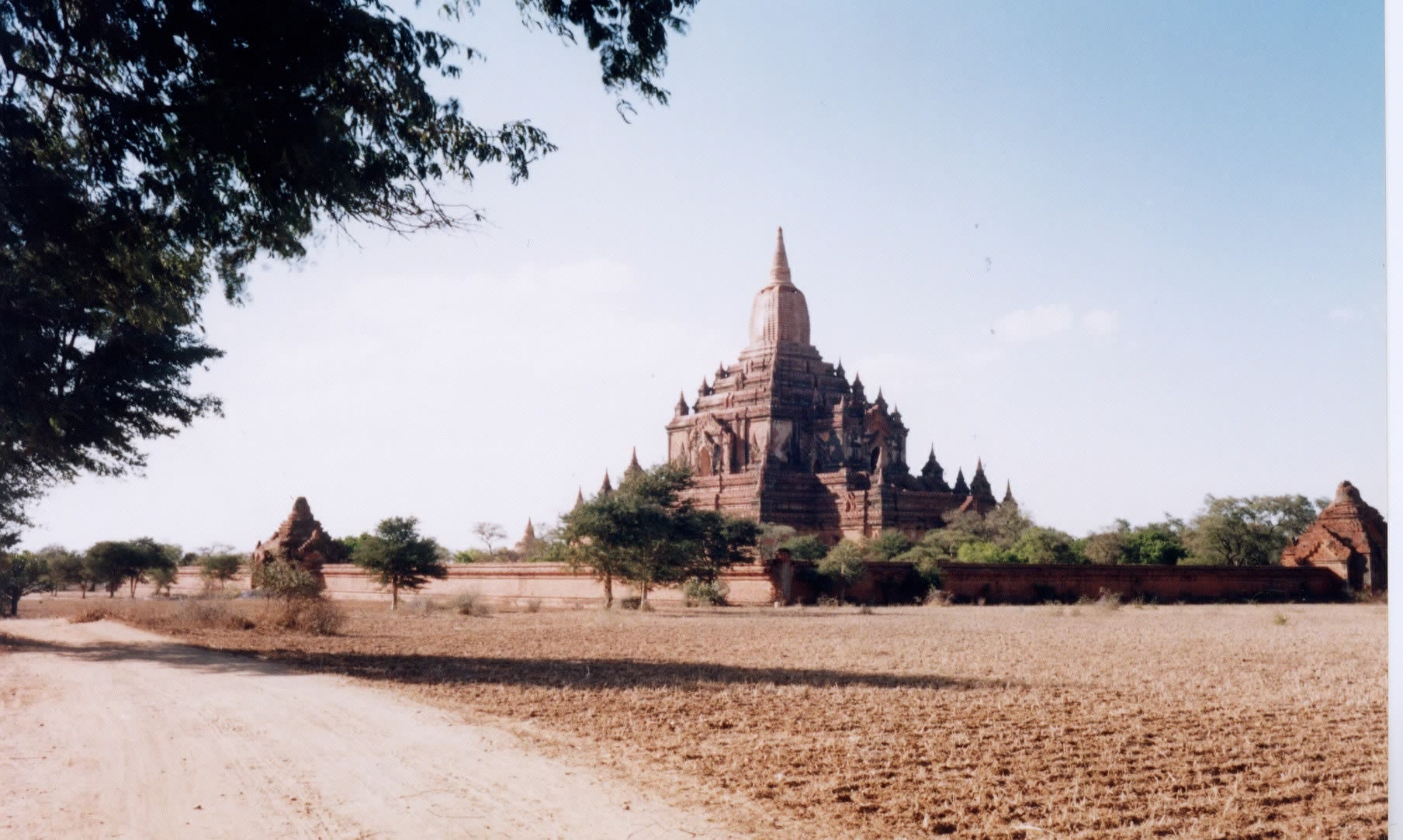 Picture Myanmar Pagan 1998-01 17 - Around Pagan