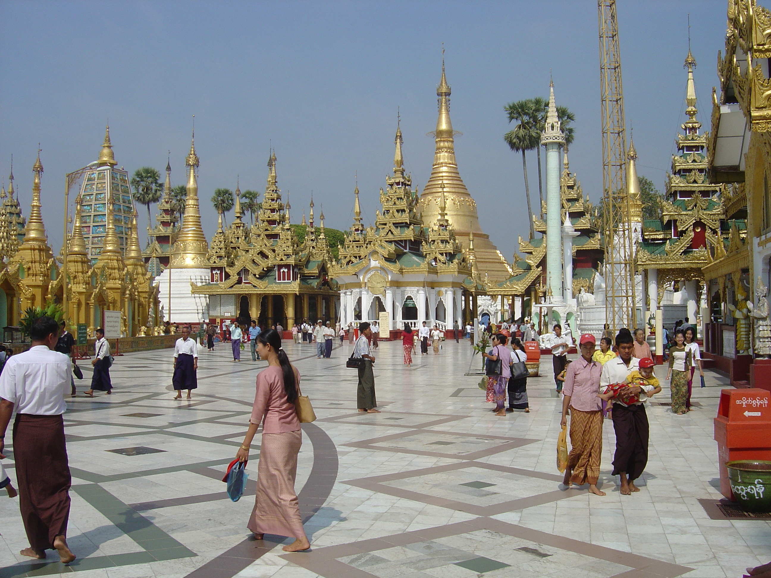 Picture Myanmar Yangon Shwedagon Pagoda 2005-01 12 - Discovery Shwedagon Pagoda