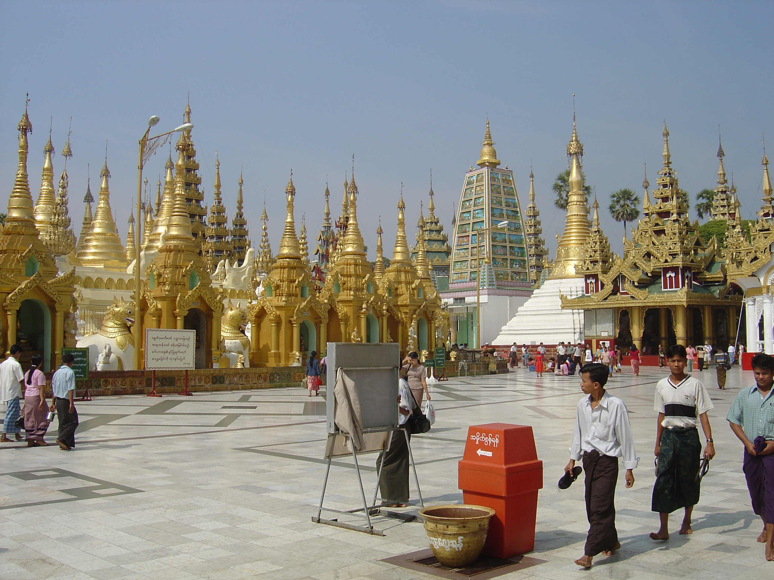 Picture Myanmar Yangon Shwedagon Pagoda 2005-01 17 - Around Shwedagon Pagoda