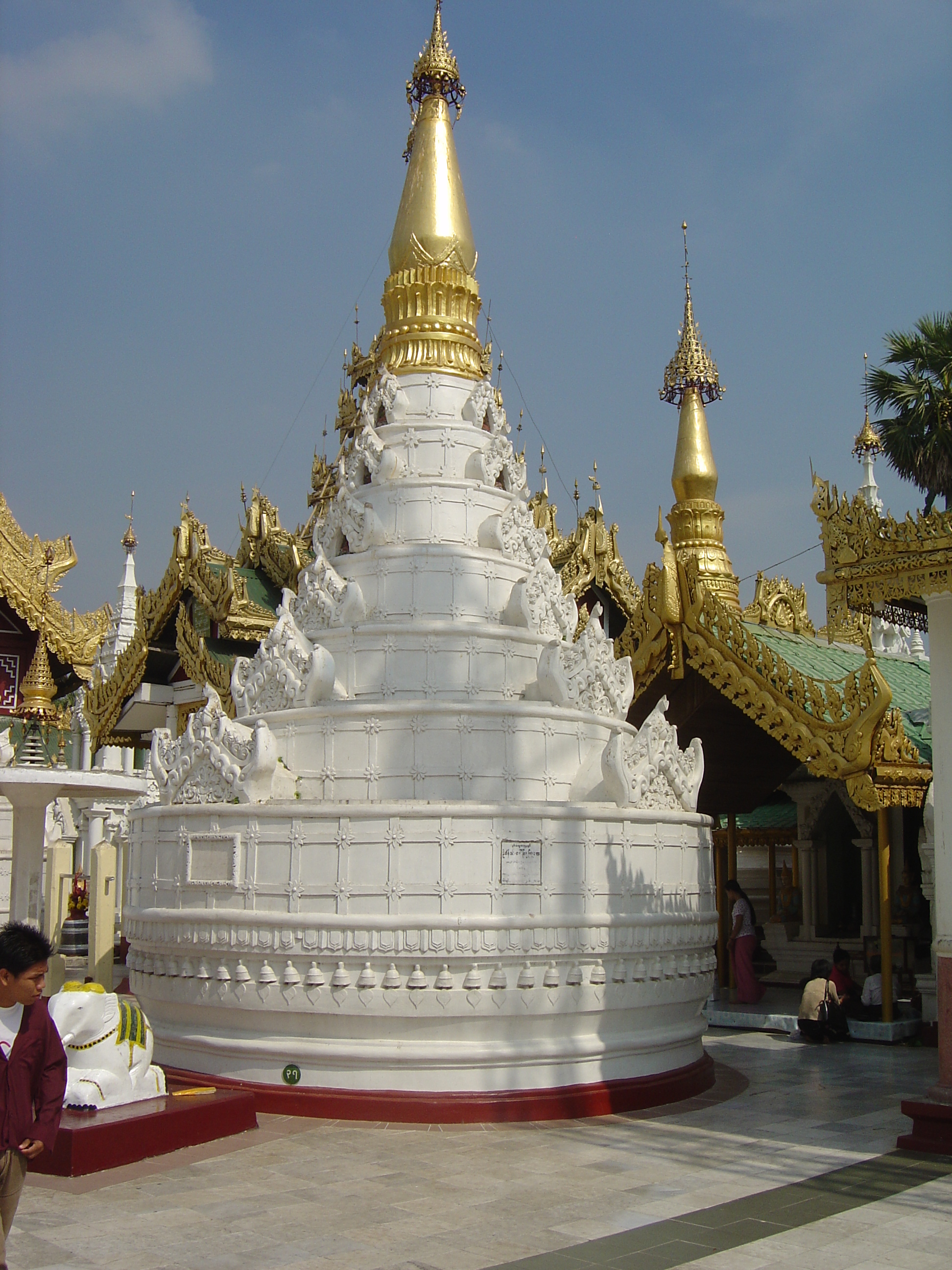 Picture Myanmar Yangon Shwedagon Pagoda 2005-01 20 - Recreation Shwedagon Pagoda