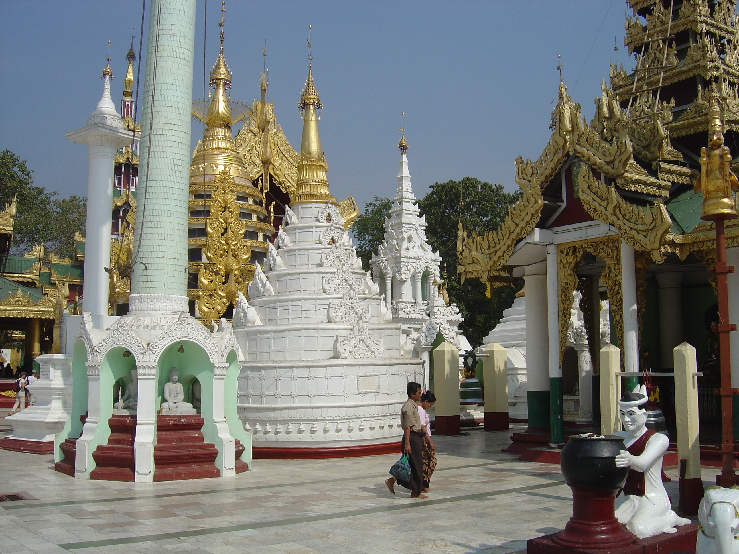 Picture Myanmar Yangon Shwedagon Pagoda 2005-01 31 - Discovery Shwedagon Pagoda