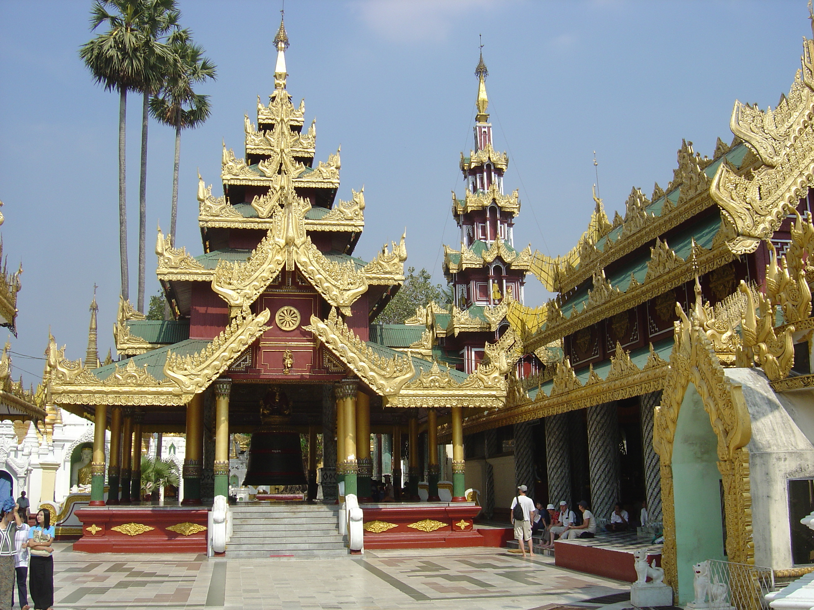 Picture Myanmar Yangon Shwedagon Pagoda 2005-01 36 - Recreation Shwedagon Pagoda