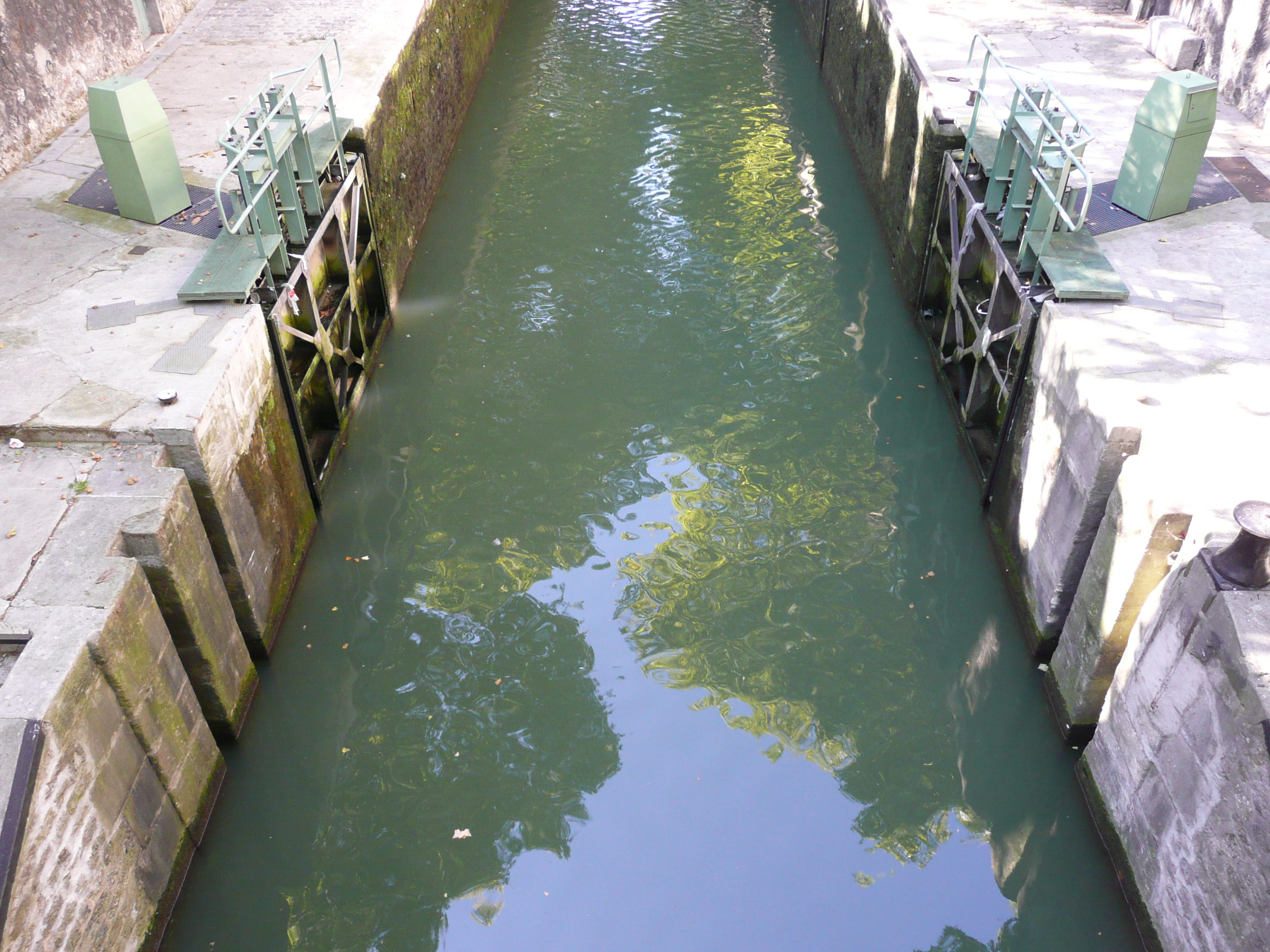 Picture France Paris Canal St Martin 2007-08 4 - Recreation Canal St Martin