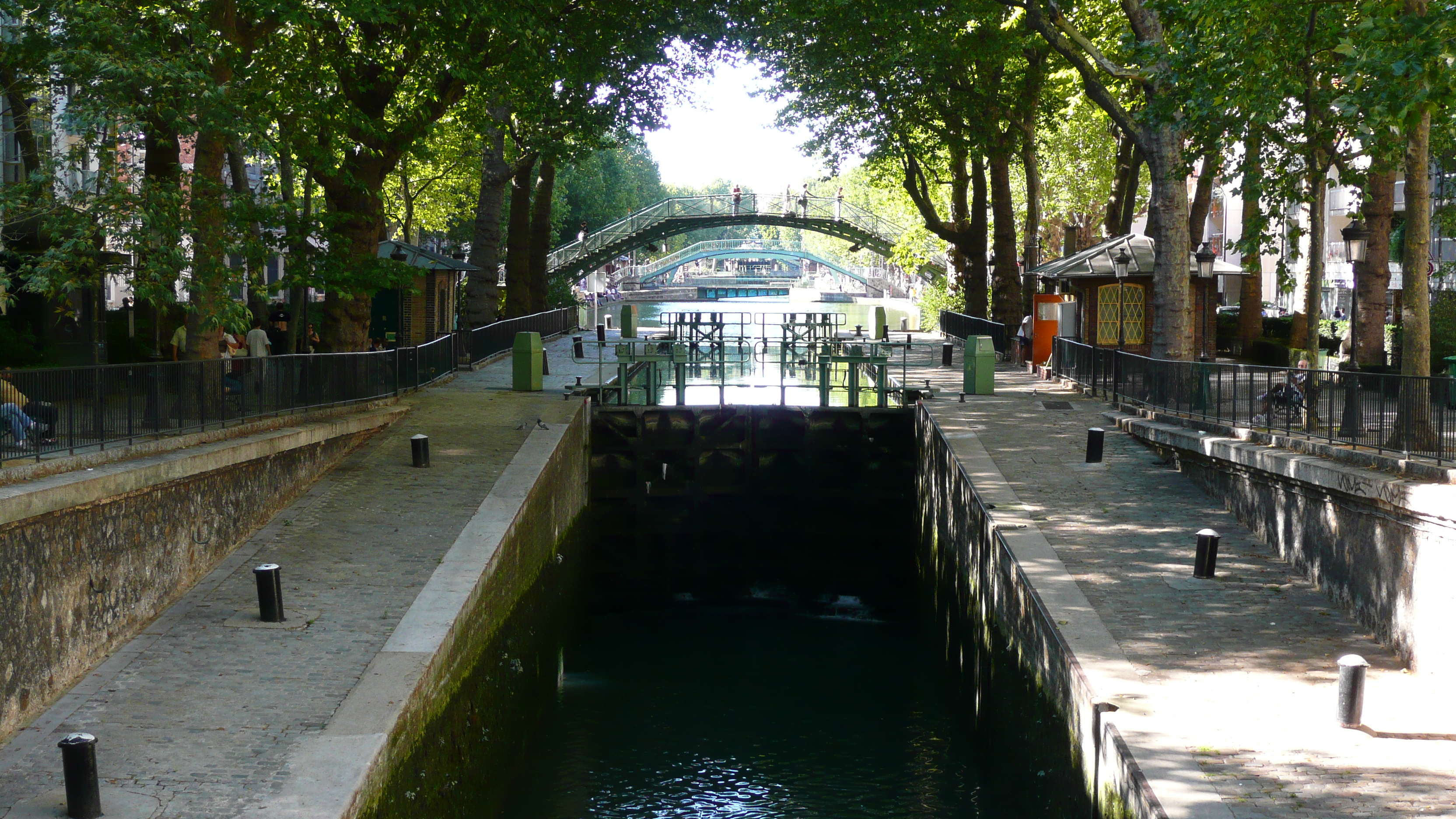 Picture France Paris Canal St Martin 2007-08 23 - Recreation Canal St Martin