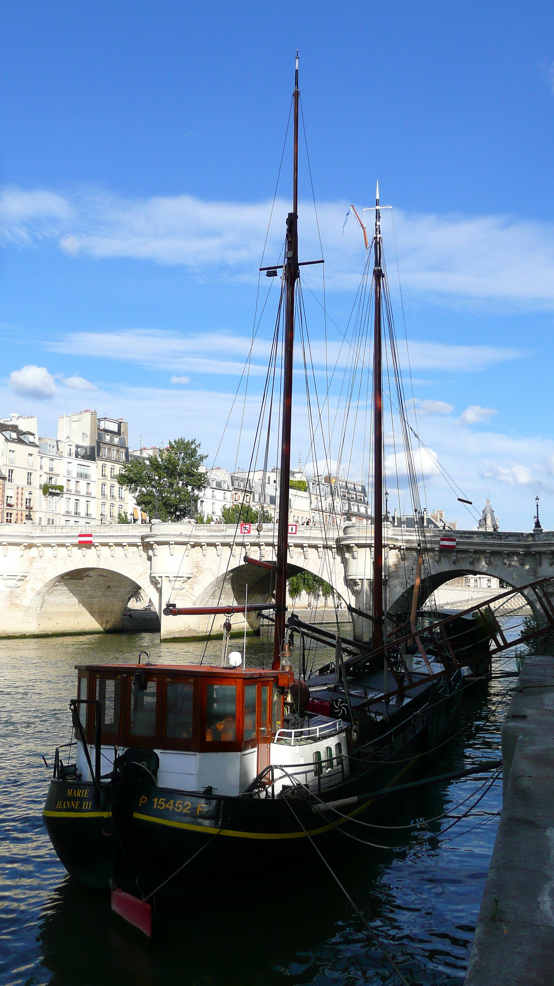 Picture France Paris La seine banks 2007-07 8 - Around La seine banks