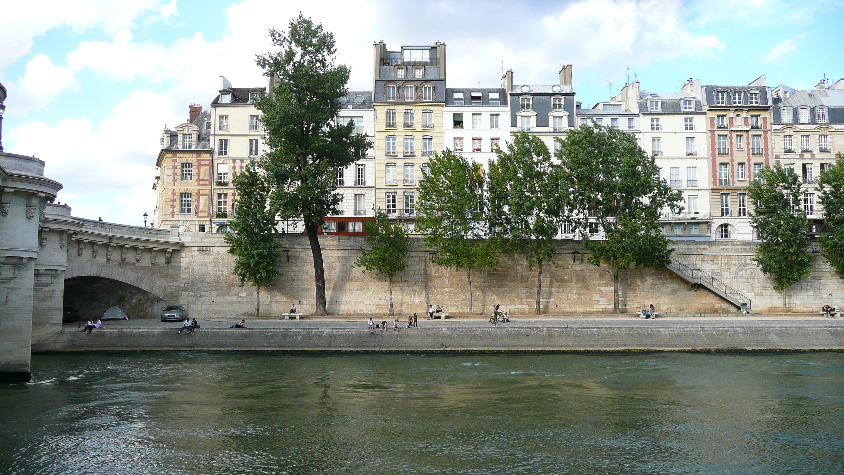 Picture France Paris La seine banks 2007-07 5 - Center La seine banks