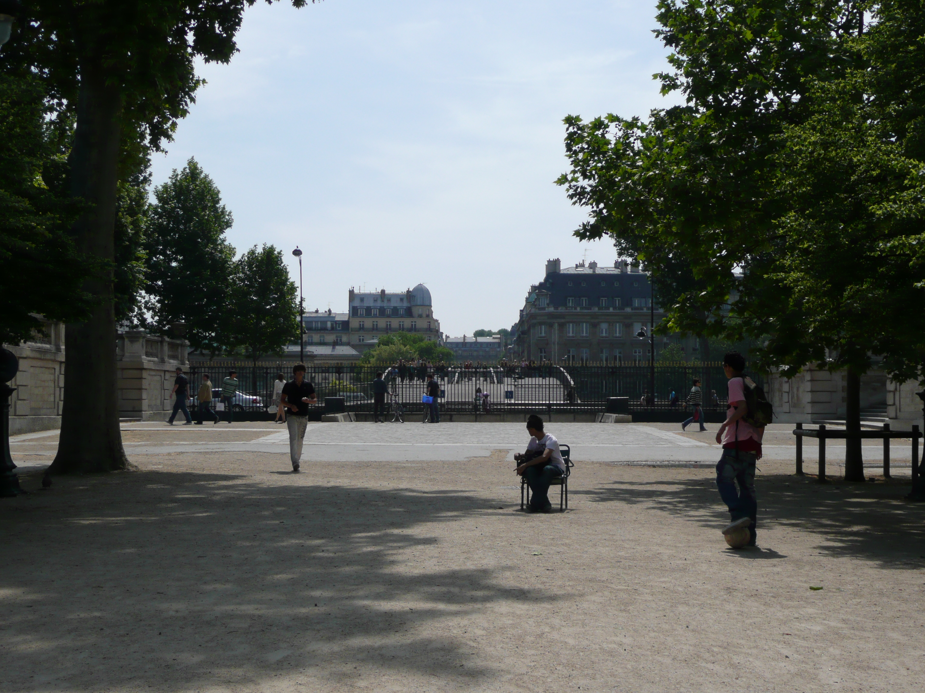 Picture France Paris Garden of Tuileries 2007-05 341 - Center Garden of Tuileries