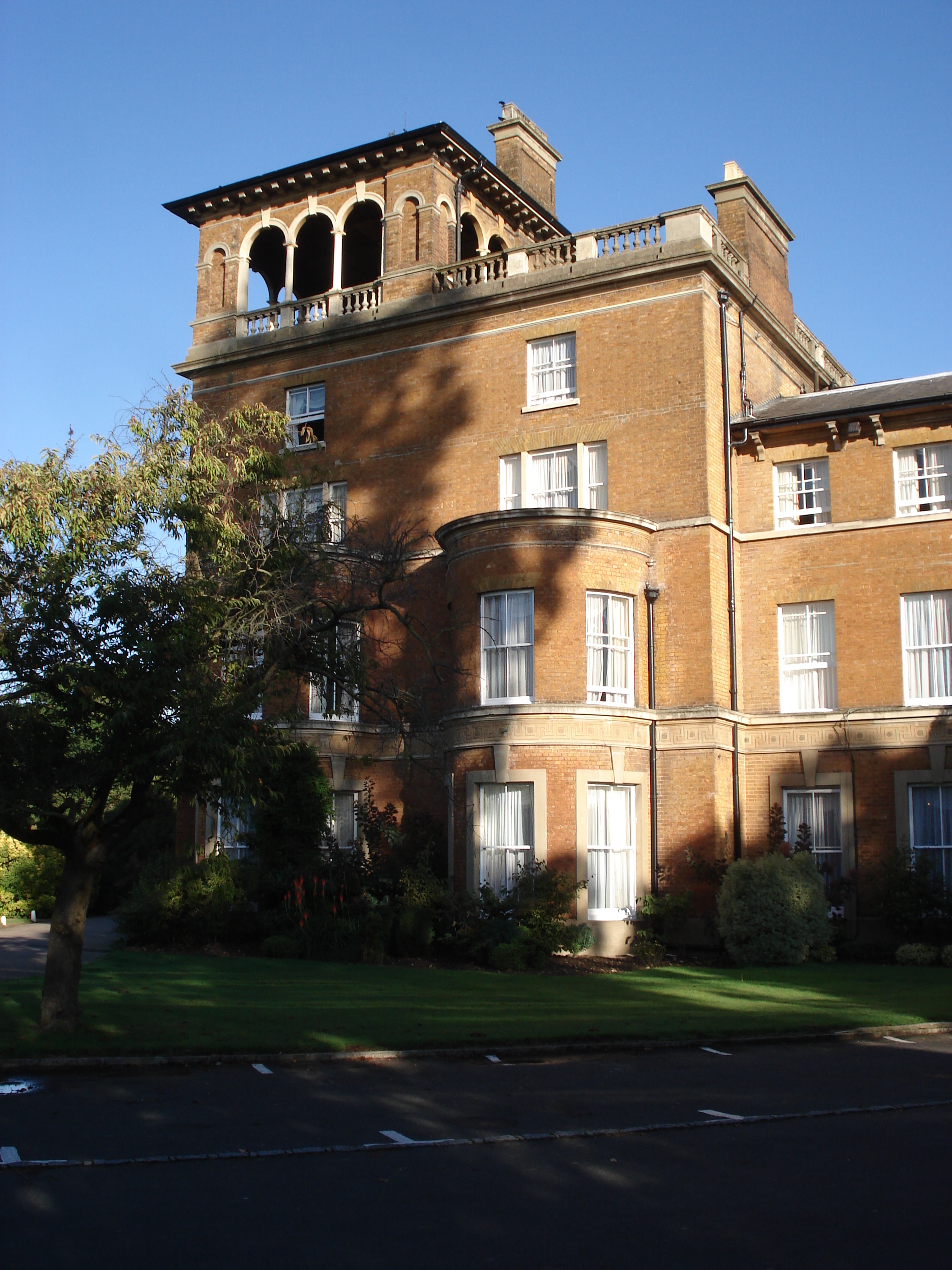 Picture United Kingdom Weybridge Oatlands Park Hotel 2006-10 15 - History Oatlands Park Hotel