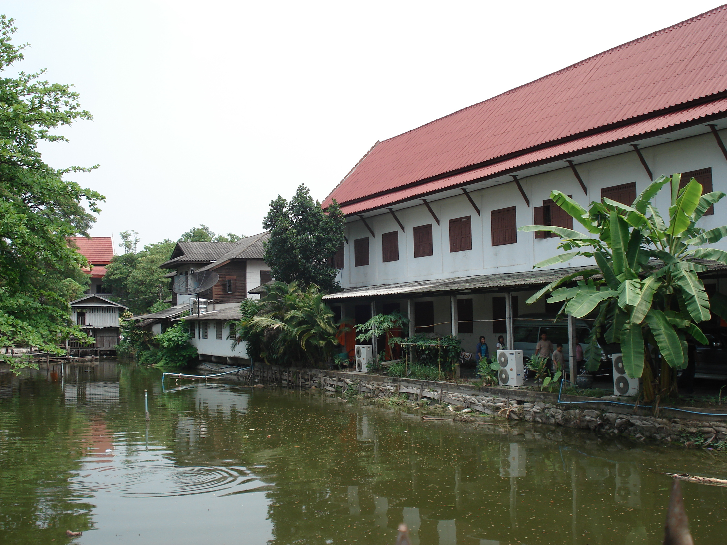 Picture Thailand Chiang Mai Inside Canal Wat Phra Sing temple 2006-04 14 - Recreation Wat Phra Sing temple