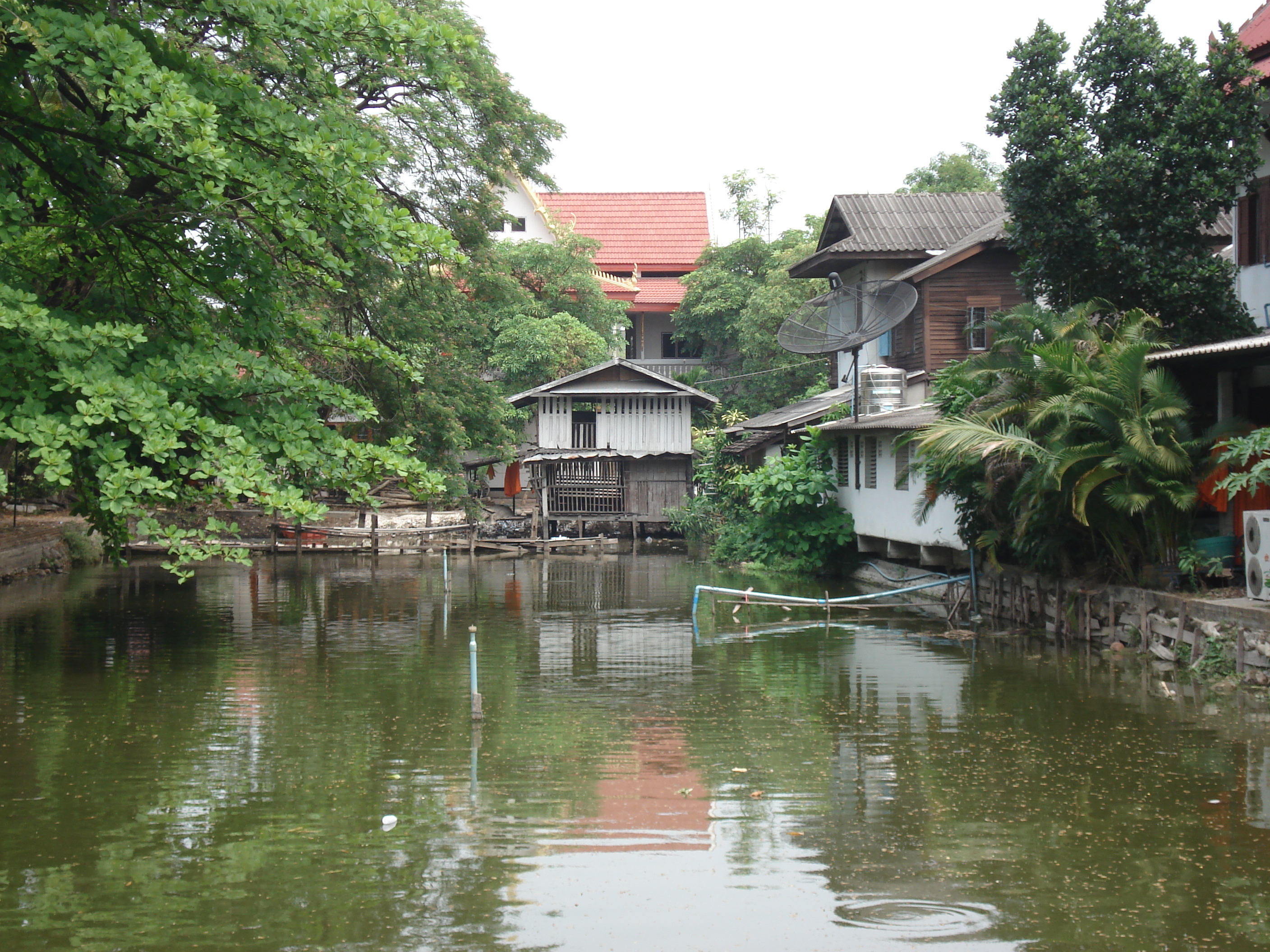 Picture Thailand Chiang Mai Inside Canal Wat Phra Sing temple 2006-04 19 - Tours Wat Phra Sing temple