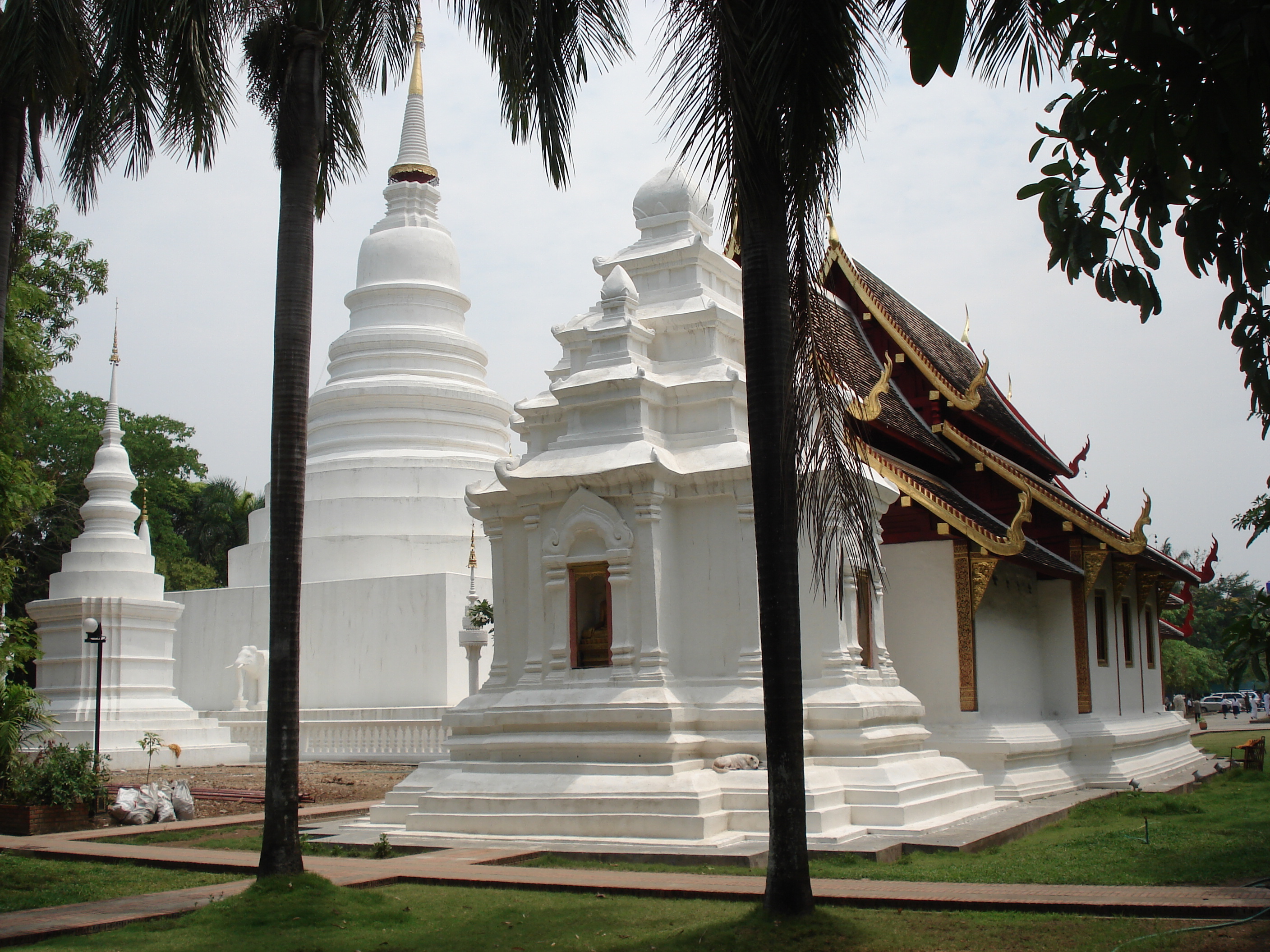 Picture Thailand Chiang Mai Inside Canal Wat Phra Sing temple 2006-04 2 - Tours Wat Phra Sing temple