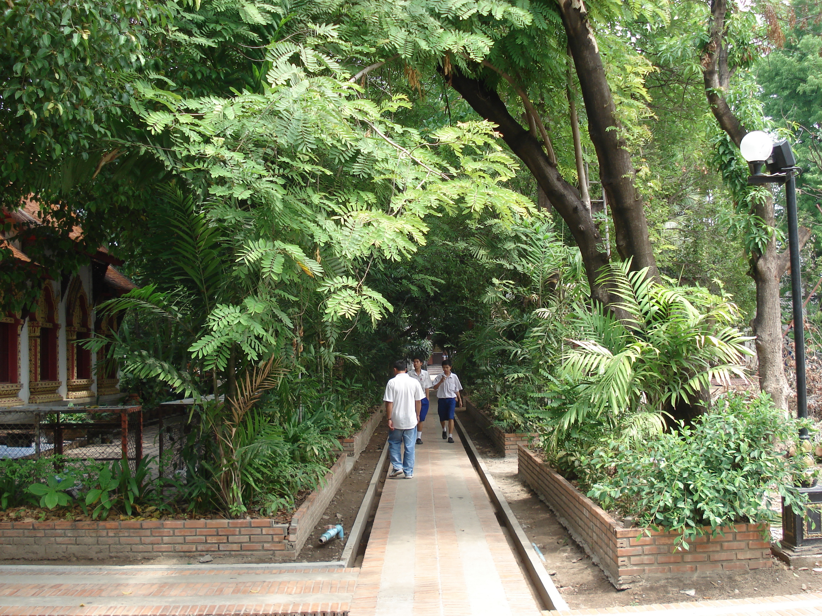 Picture Thailand Chiang Mai Inside Canal Wat Phra Sing temple 2006-04 3 - Tour Wat Phra Sing temple