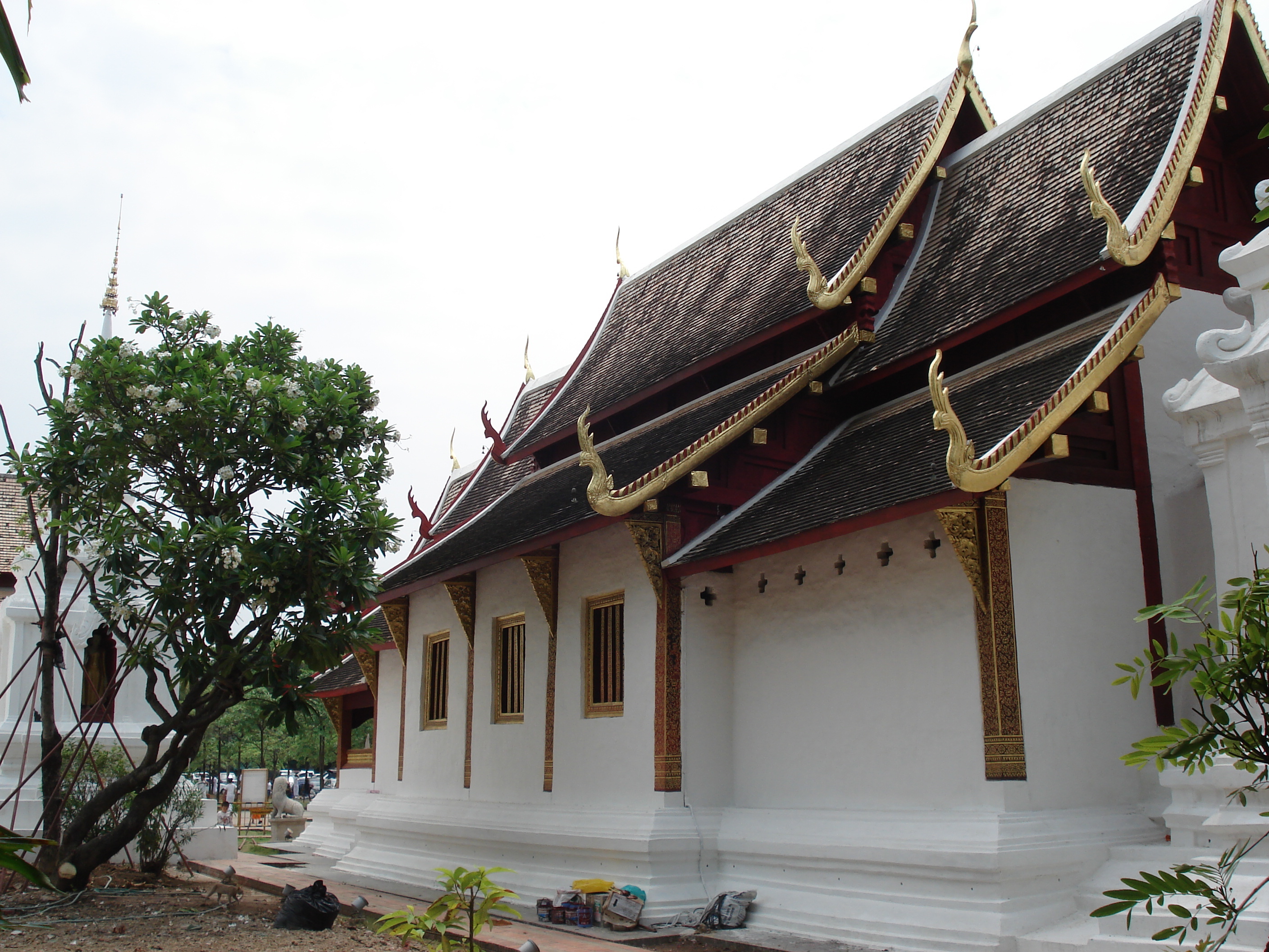 Picture Thailand Chiang Mai Inside Canal Wat Phra Sing temple 2006-04 15 - Recreation Wat Phra Sing temple