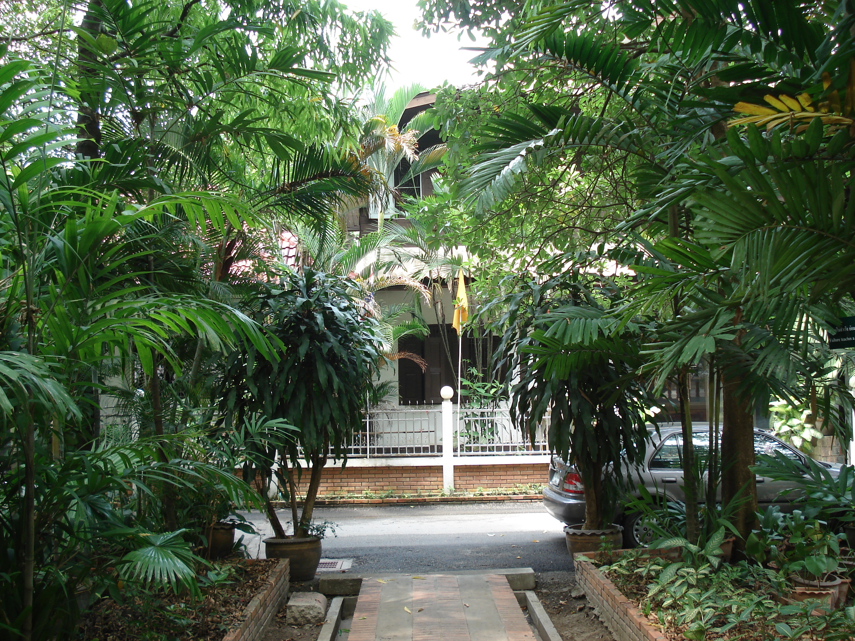 Picture Thailand Chiang Mai Inside Canal Wat Phra Sing temple 2006-04 11 - Center Wat Phra Sing temple