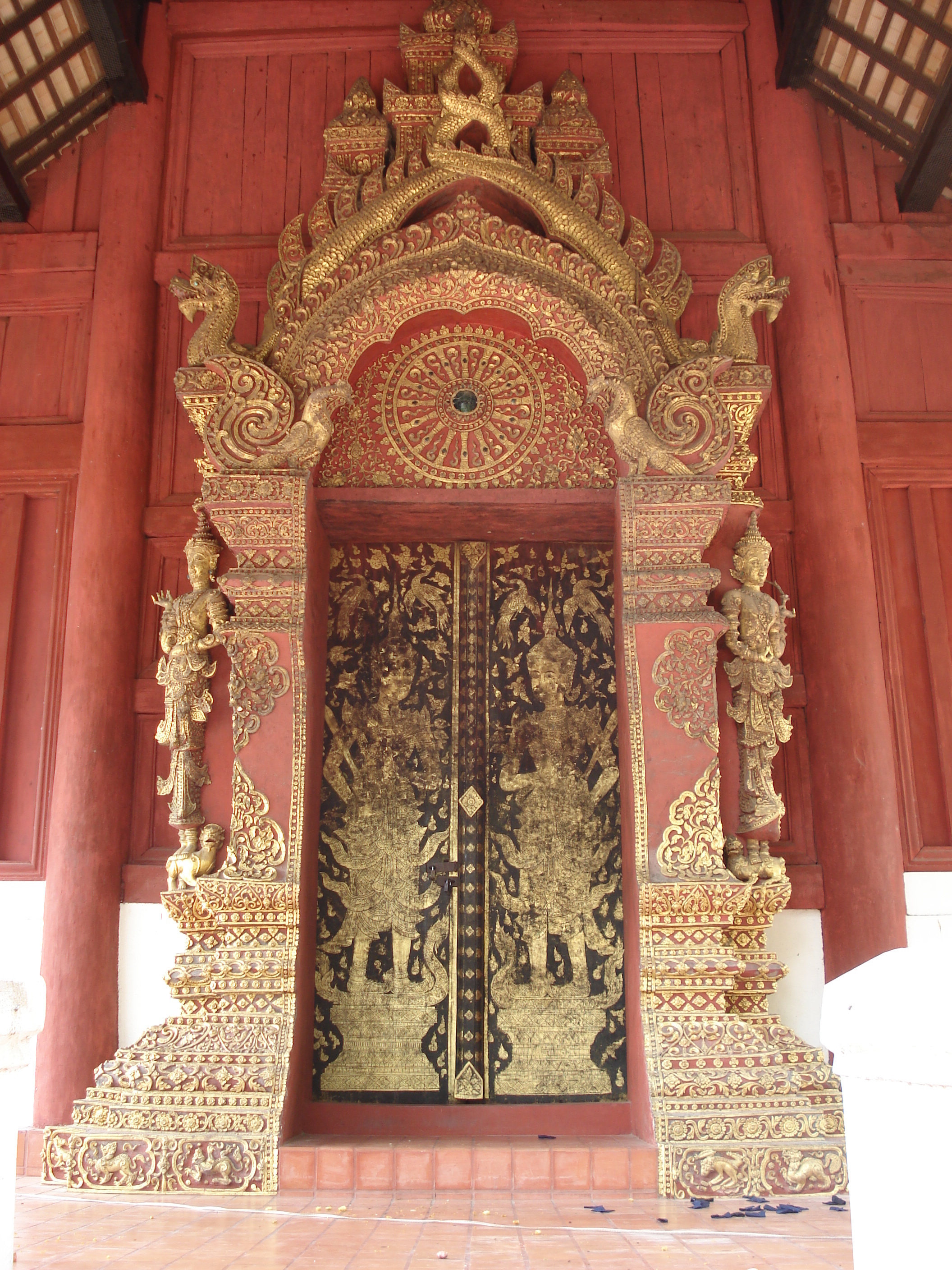 Picture Thailand Chiang Mai Inside Canal Wat Phra Sing temple 2006-04 4 - Center Wat Phra Sing temple