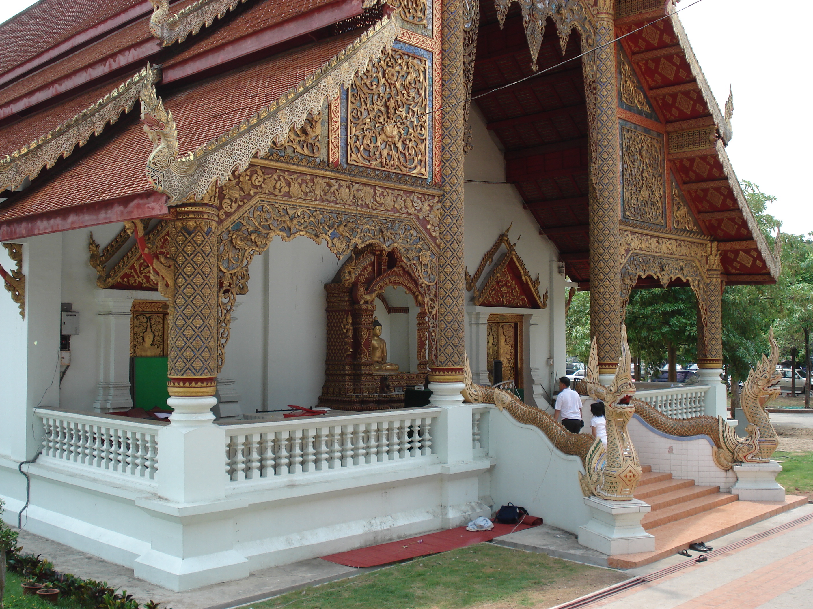 Picture Thailand Chiang Mai Inside Canal Wat Phra Sing temple 2006-04 21 - Center Wat Phra Sing temple