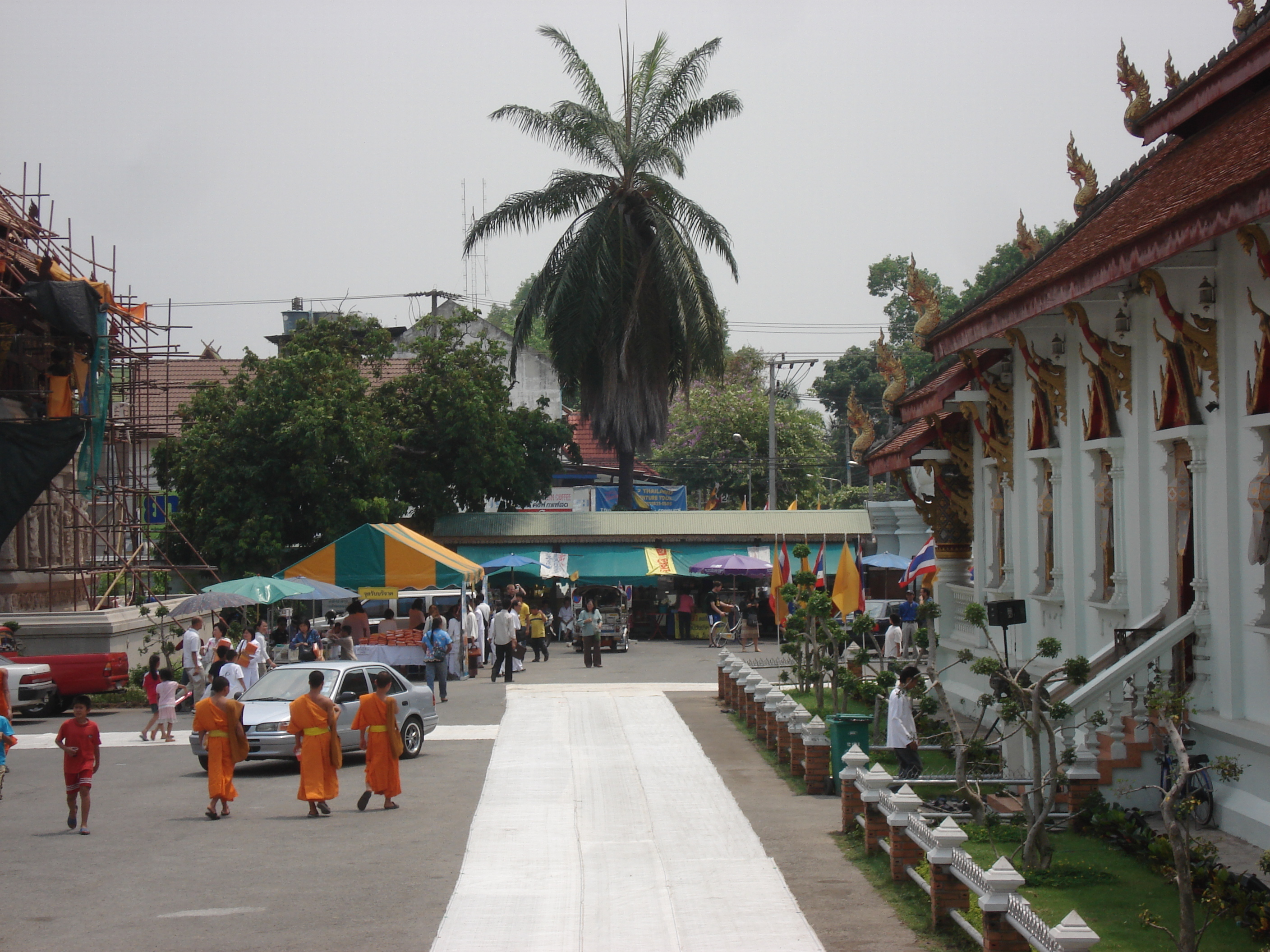 Picture Thailand Chiang Mai Inside Canal Wat Phra Sing temple 2006-04 22 - Tours Wat Phra Sing temple