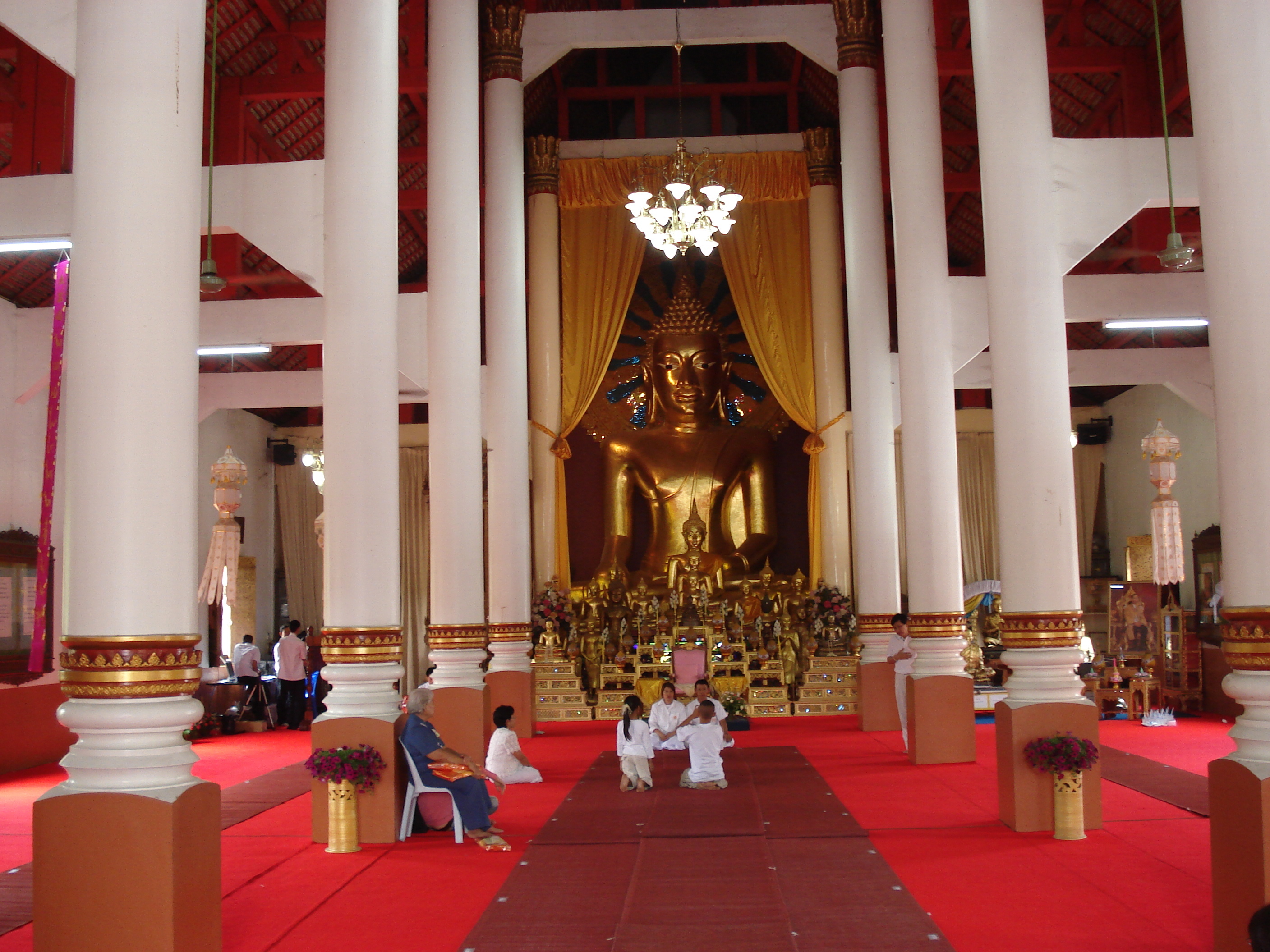 Picture Thailand Chiang Mai Inside Canal Wat Phra Sing temple 2006-04 23 - Around Wat Phra Sing temple