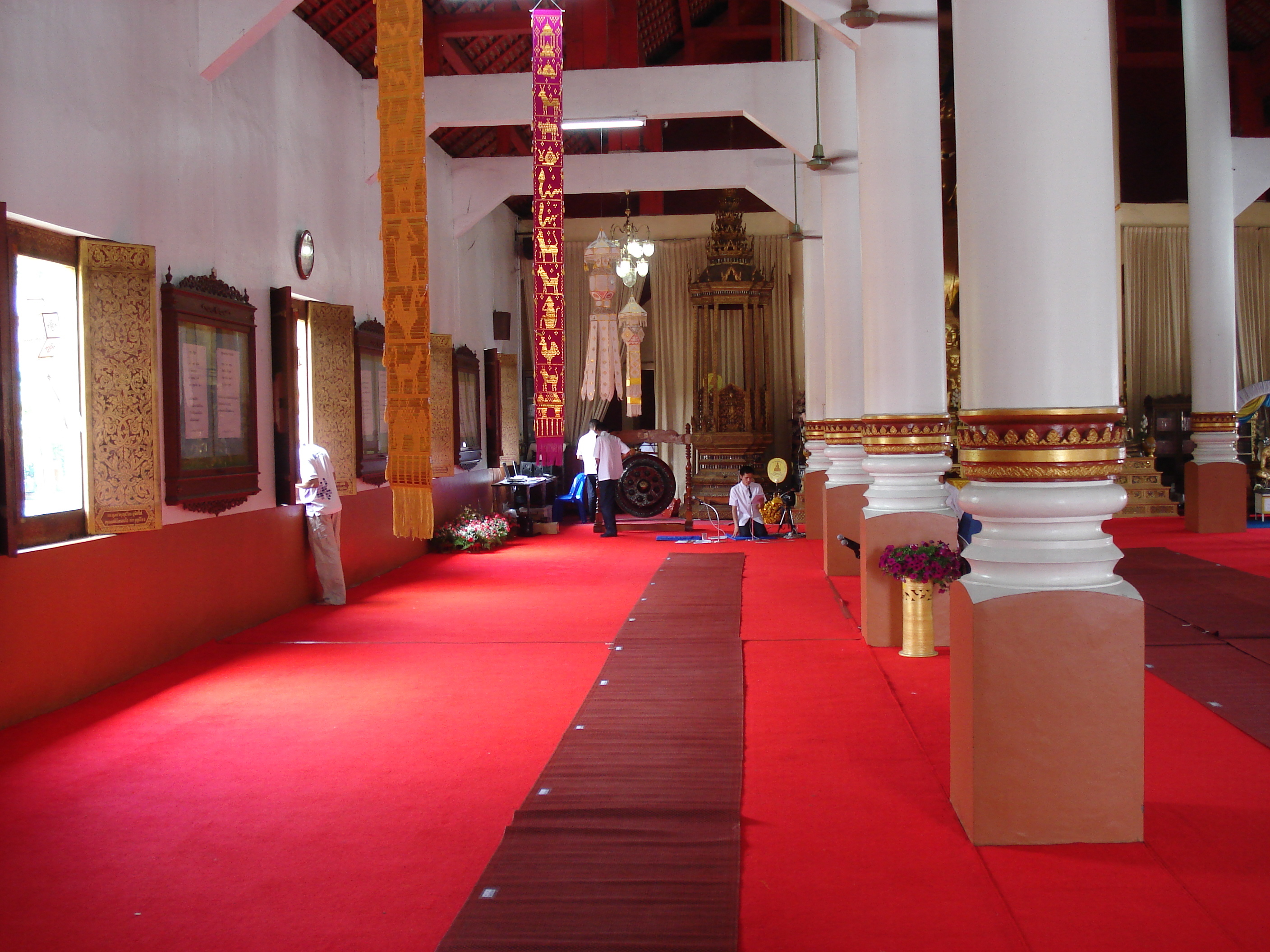 Picture Thailand Chiang Mai Inside Canal Wat Phra Sing temple 2006-04 26 - Discovery Wat Phra Sing temple