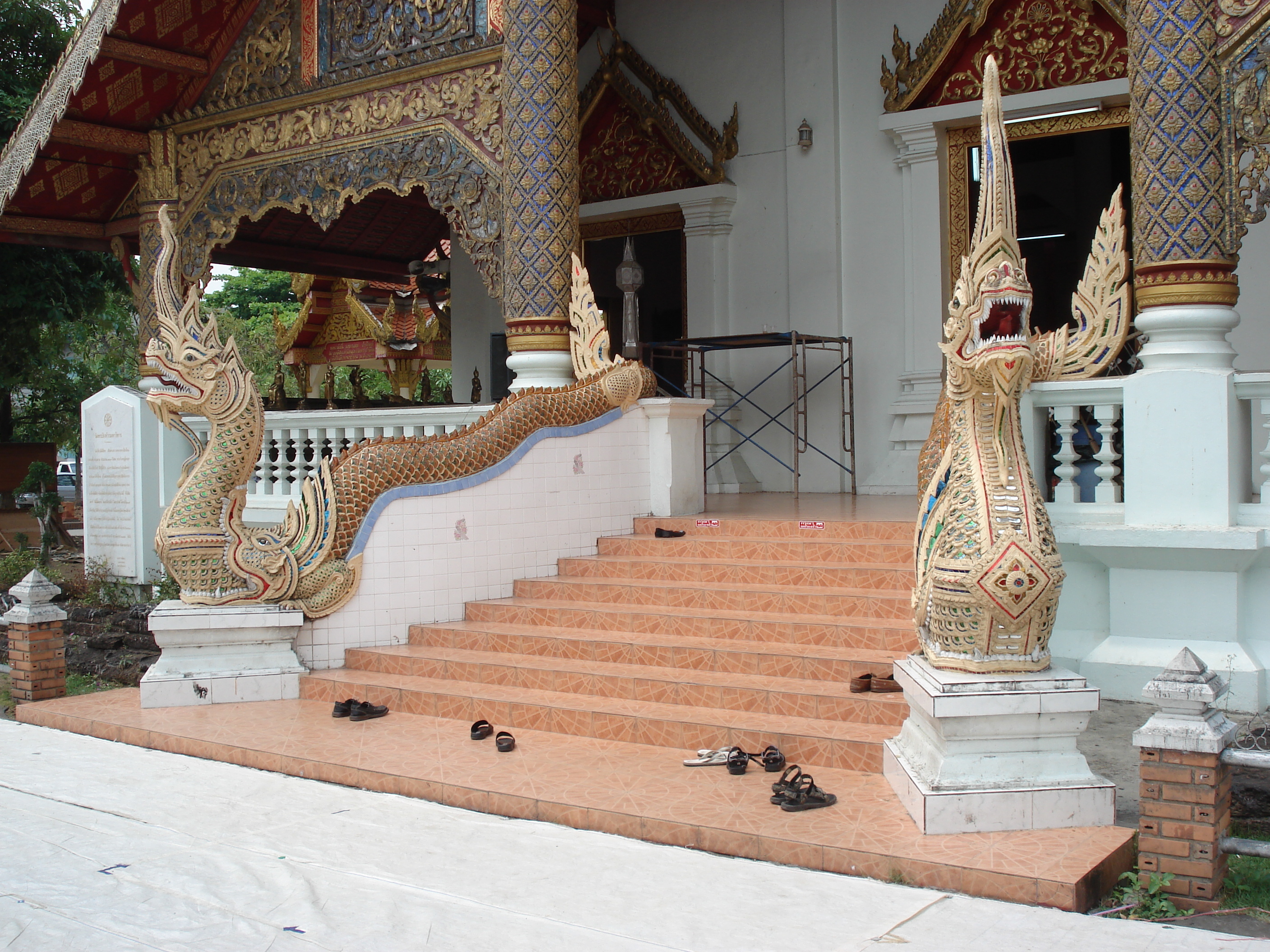 Picture Thailand Chiang Mai Inside Canal Wat Phra Sing temple 2006-04 25 - Discovery Wat Phra Sing temple