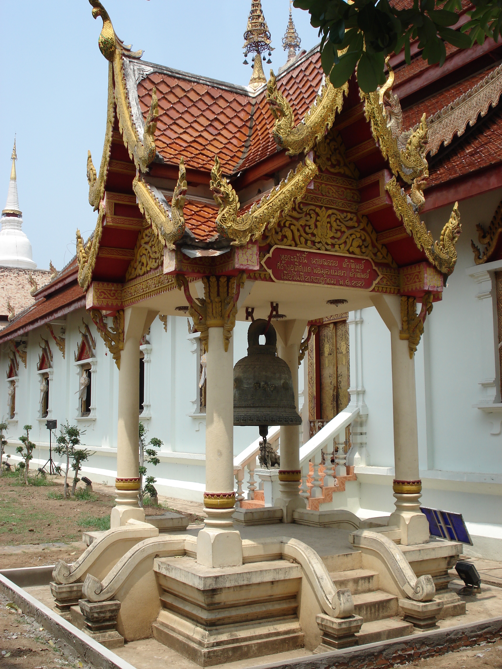 Picture Thailand Chiang Mai Inside Canal Wat Phra Sing temple 2006-04 24 - Center Wat Phra Sing temple