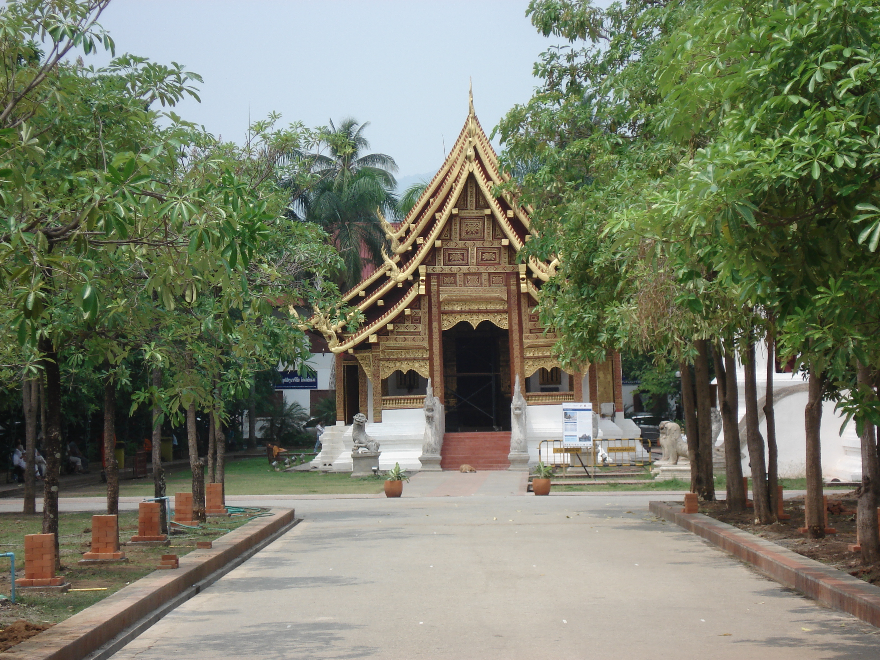 Picture Thailand Chiang Mai Inside Canal Wat Phra Sing temple 2006-04 0 - Around Wat Phra Sing temple