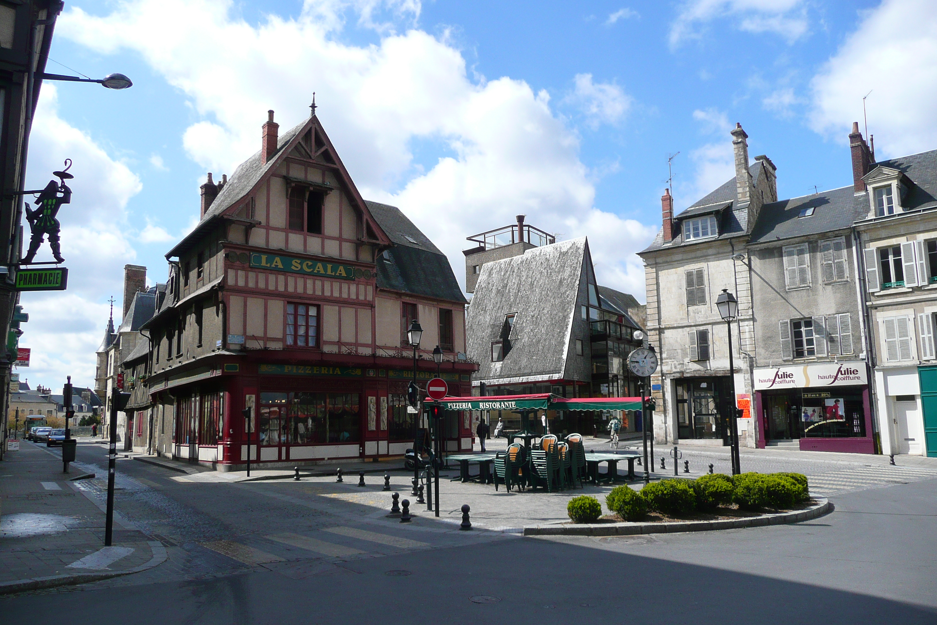 Picture France Bourges 2008-04 102 - Recreation Bourges