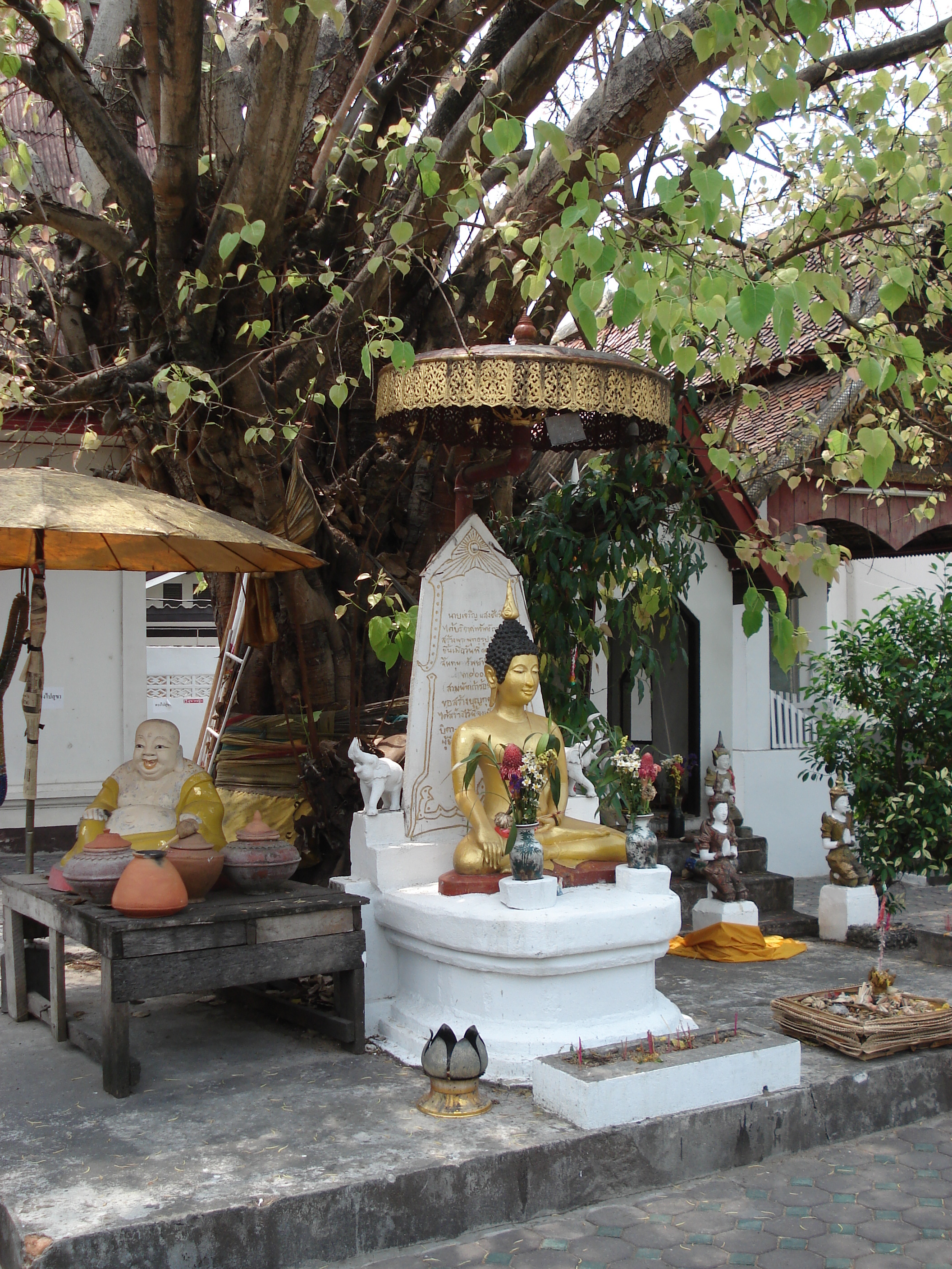 Picture Thailand Chiang Mai Inside Canal Wat Mun Ngeun Khong temple 2006-04 4 - Center Wat Mun Ngeun Khong temple